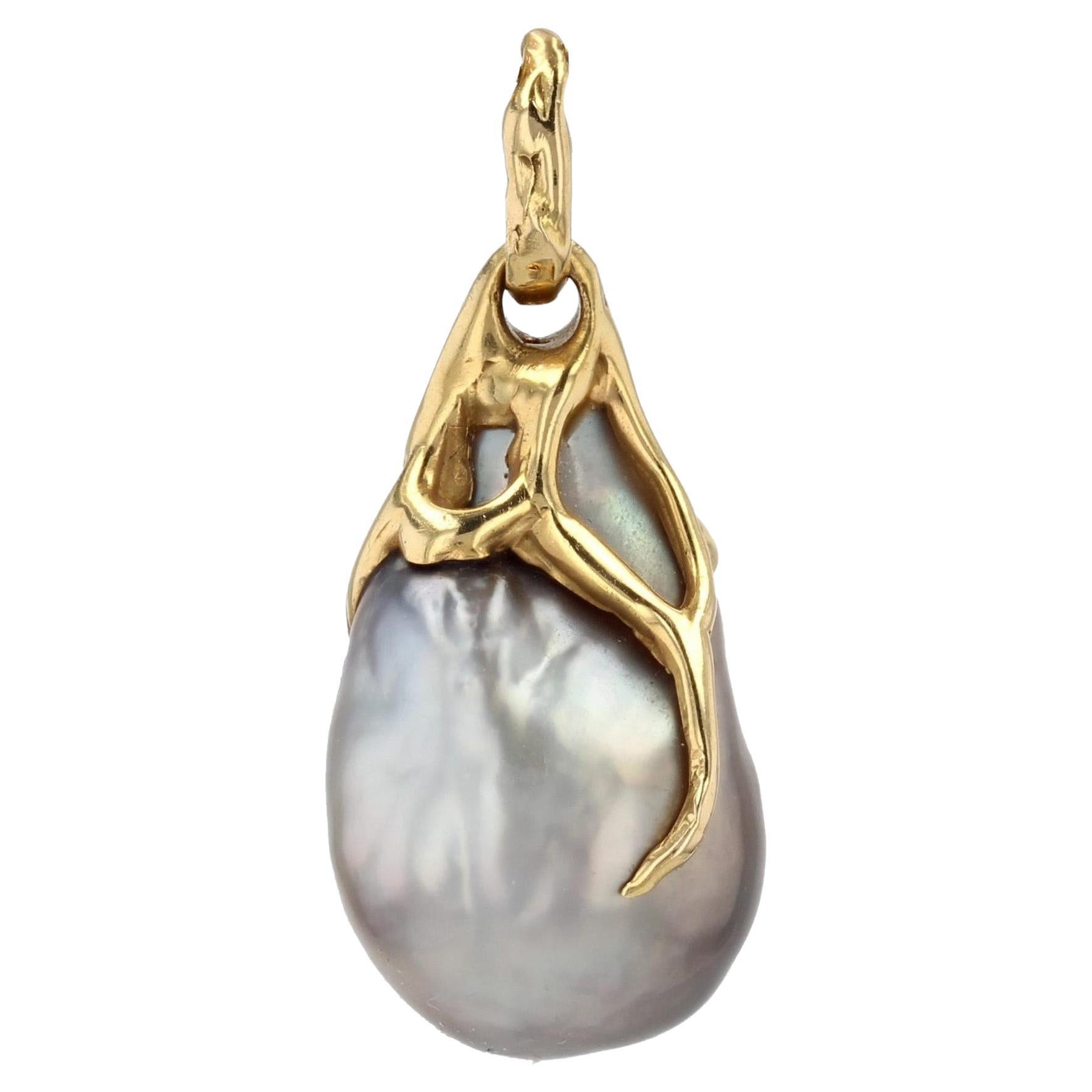 Pendentif baroque moderne en or jaune 18 carats et perles grises en vente