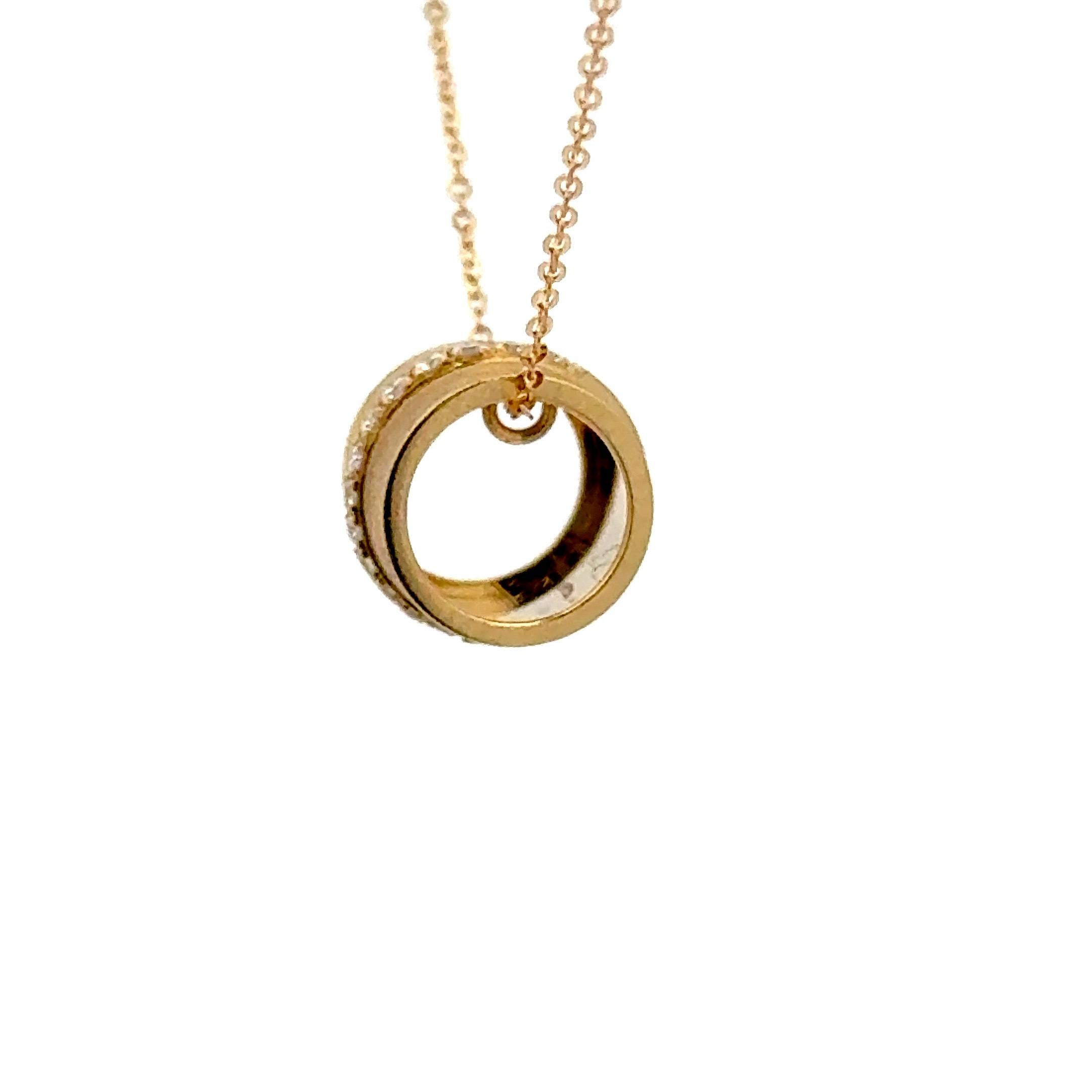 Elegante, sofisticata e senza tempo: questa elegante collana con pendente a forma di barile è realizzata in lussuoso oro giallo 18 carati e impreziosita da una scintillante fila di 13 diamanti tondi brillanti per un totale di 0,10 carati. La