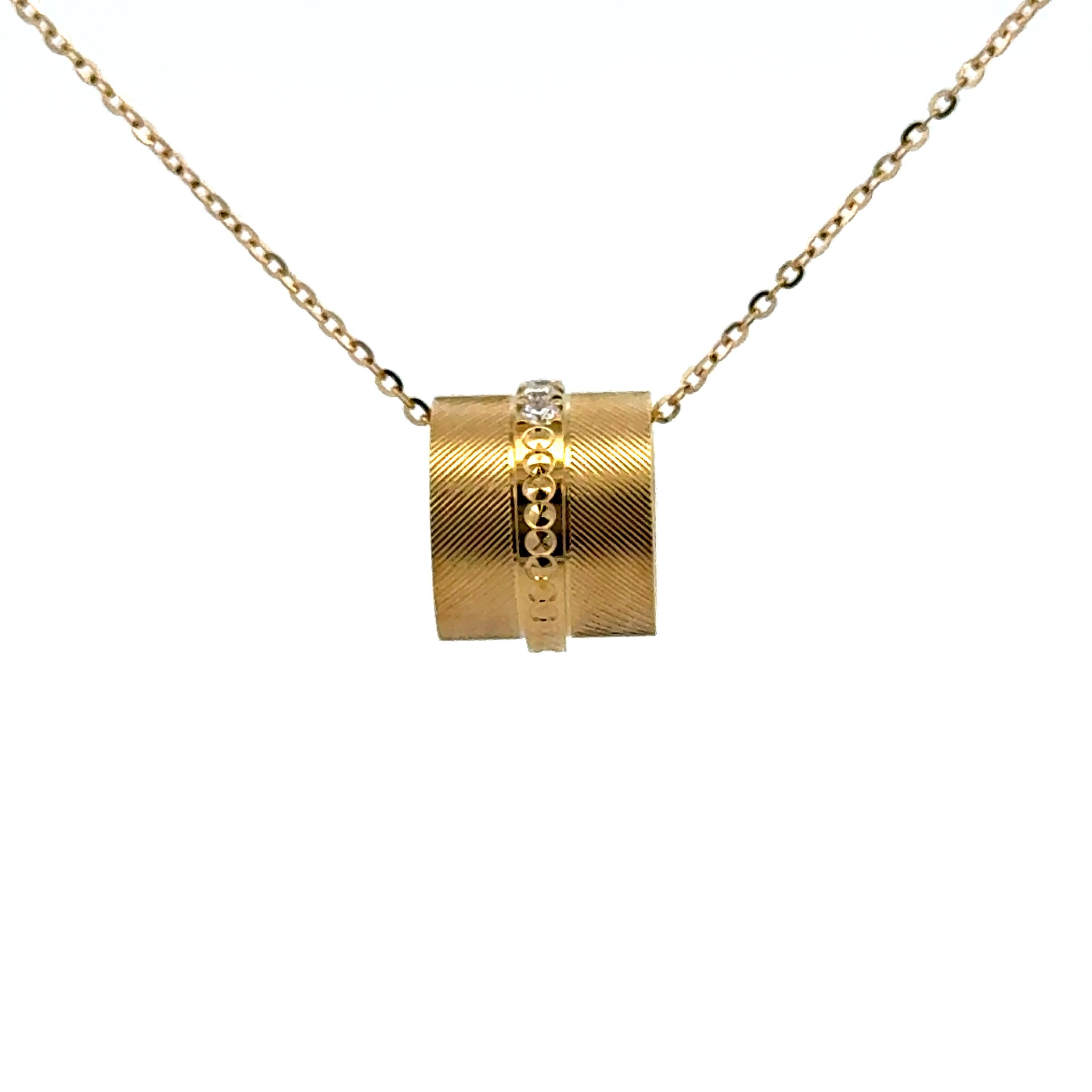 Contemporaneo Collana moderna con diamante a barilotto 0,10 carati in oro giallo 18KT 2,1 grammi in vendita