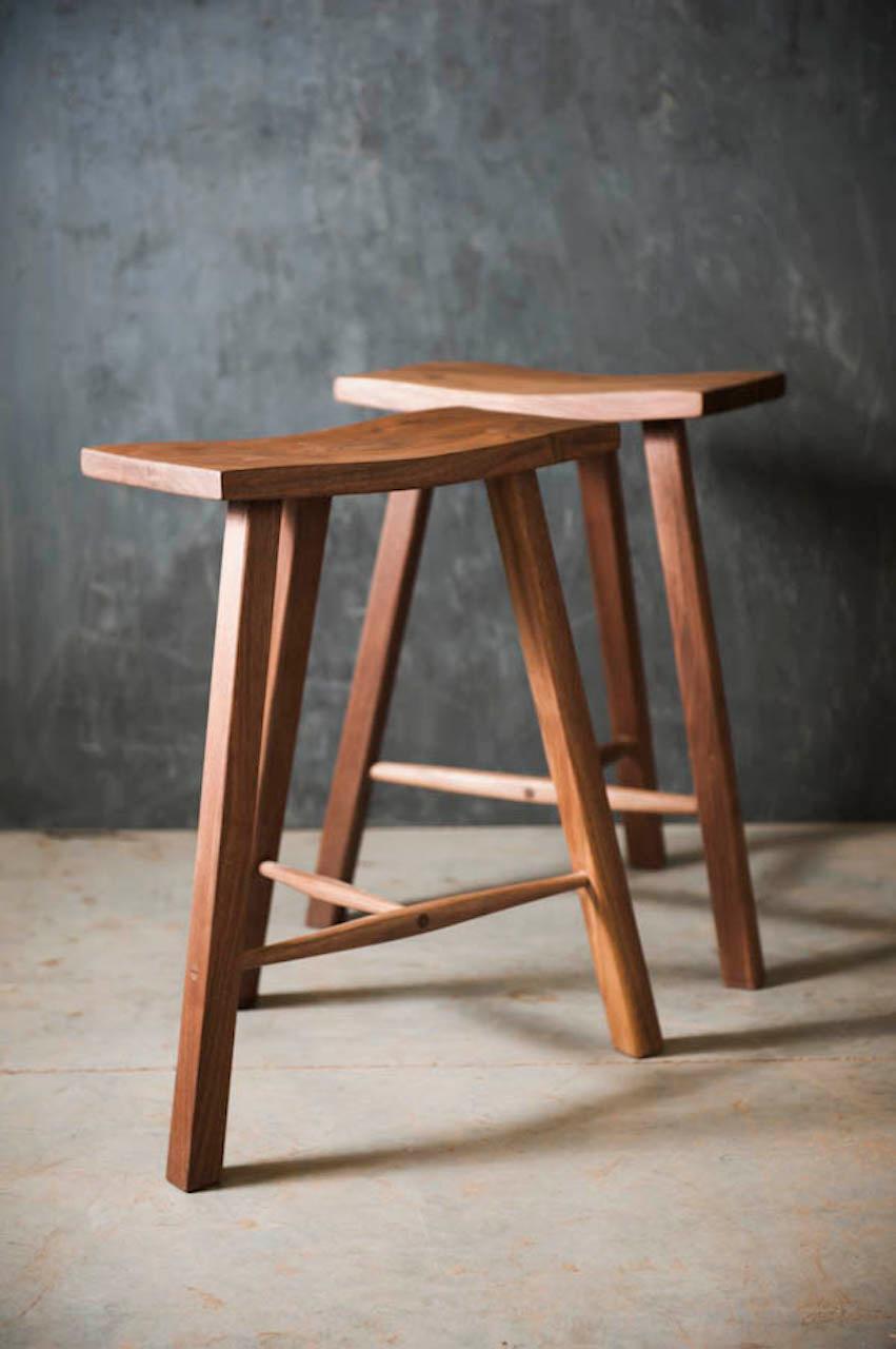Américain Tabouret en bois à trois pieds en noyer de Hopes Woodshop