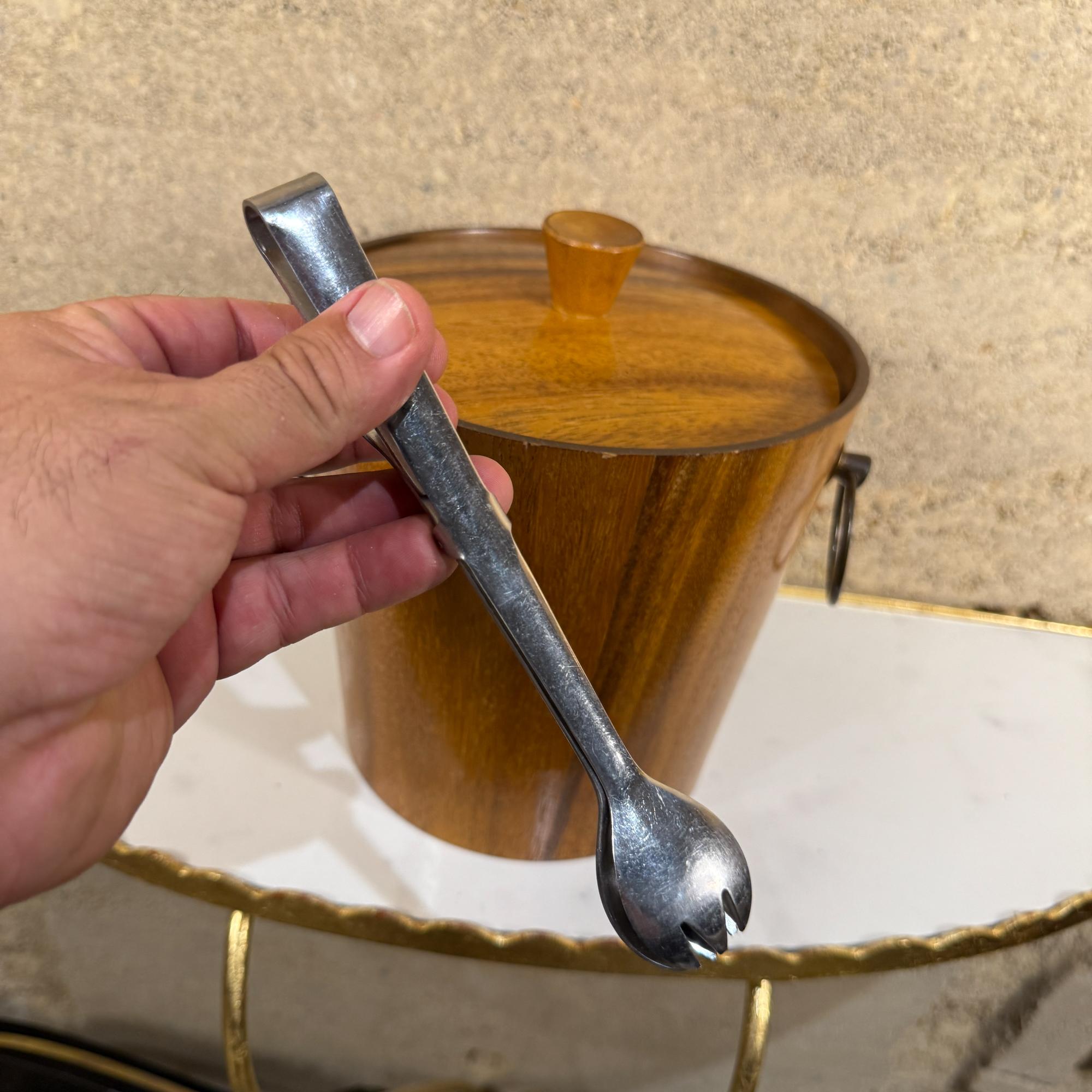 Oggetti da bar moderni Set di secchielli per il ghiaccio in legno di noce Pinze in acciaio inossidabile 1960s Giappone in vendita 3