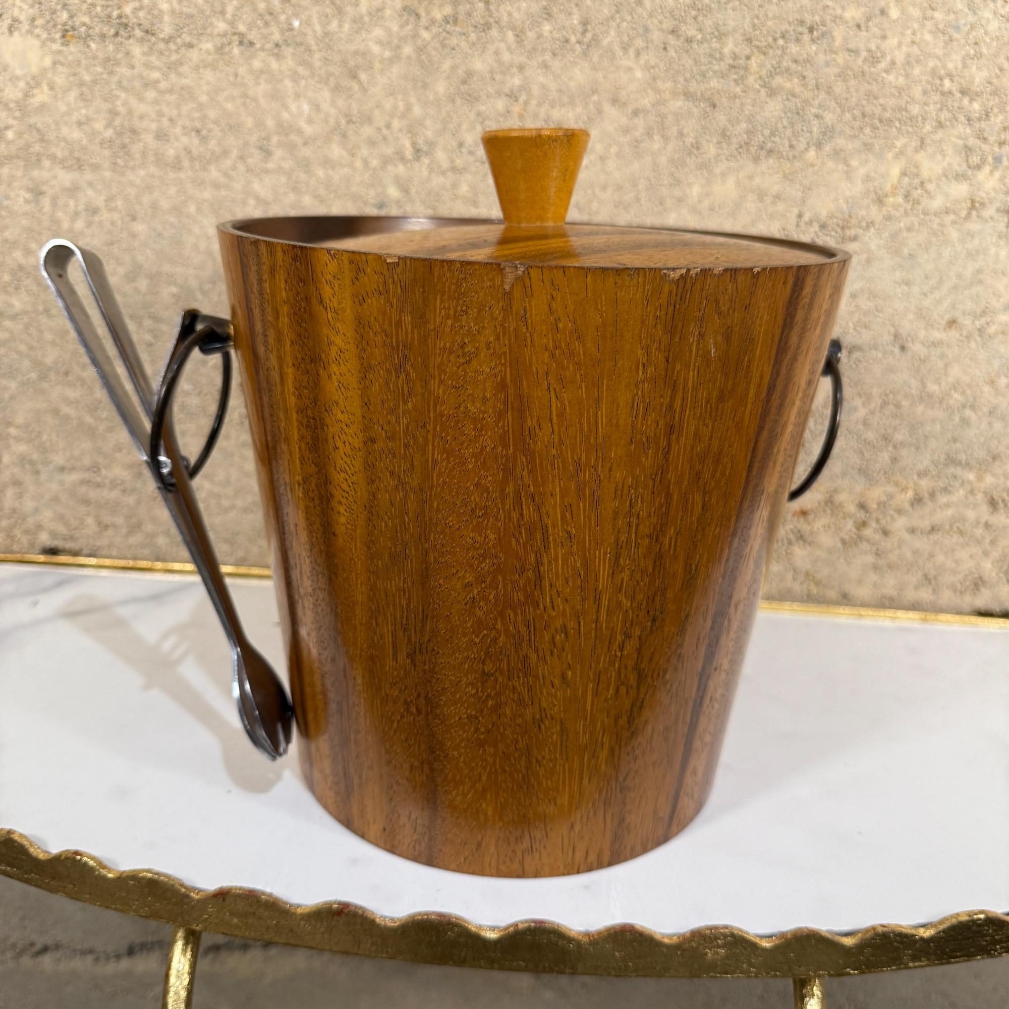 Metà XX secolo Oggetti da bar moderni Set di secchielli per il ghiaccio in legno di noce Pinze in acciaio inossidabile 1960s Giappone in vendita