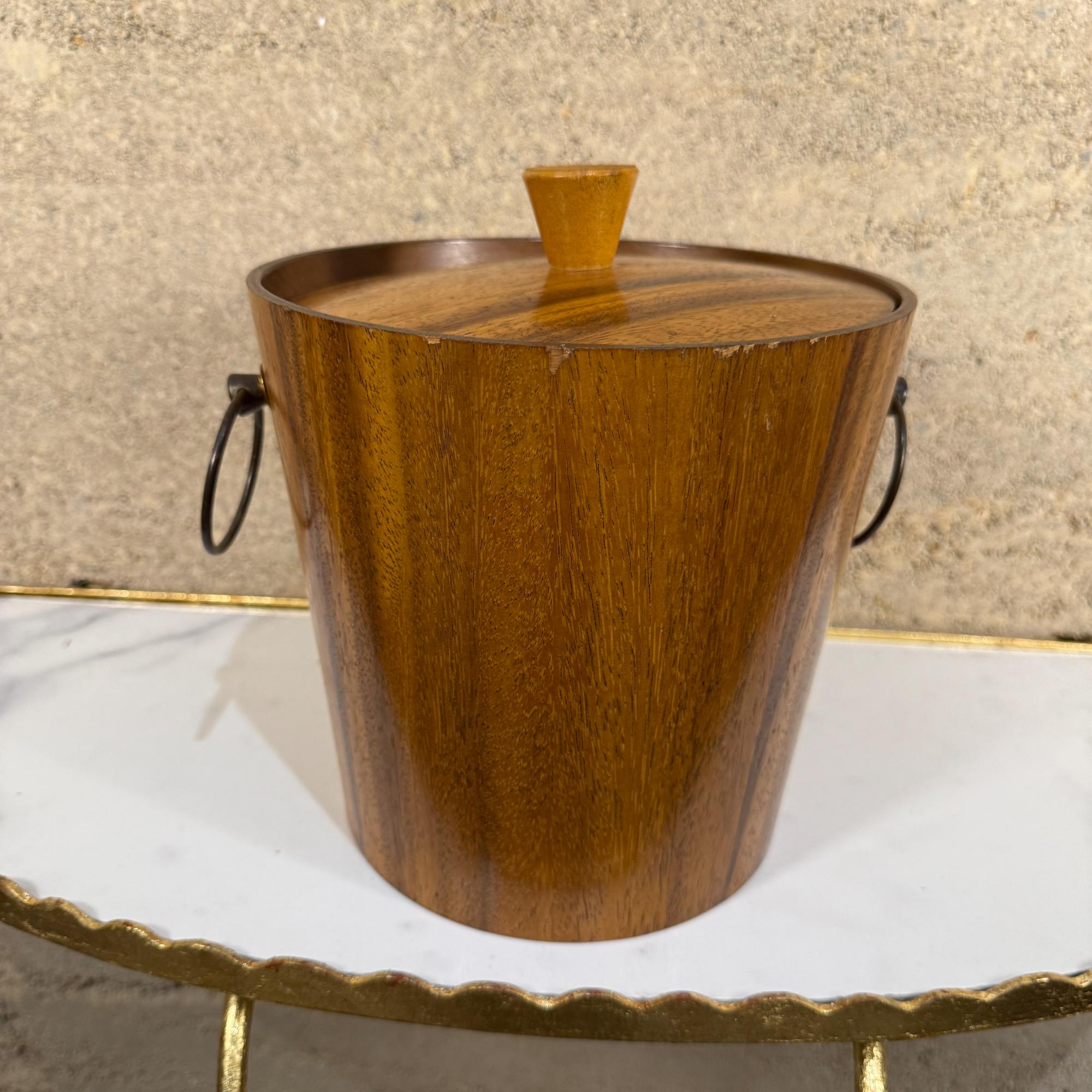 Acciaio inossidabile Oggetti da bar moderni Set di secchielli per il ghiaccio in legno di noce Pinze in acciaio inossidabile 1960s Giappone in vendita