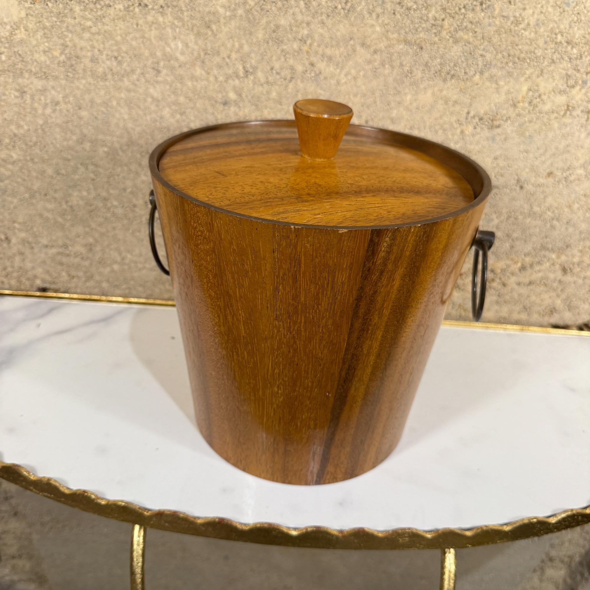 Oggetti da bar moderni Set di secchielli per il ghiaccio in legno di noce Pinze in acciaio inossidabile 1960s Giappone in vendita 2