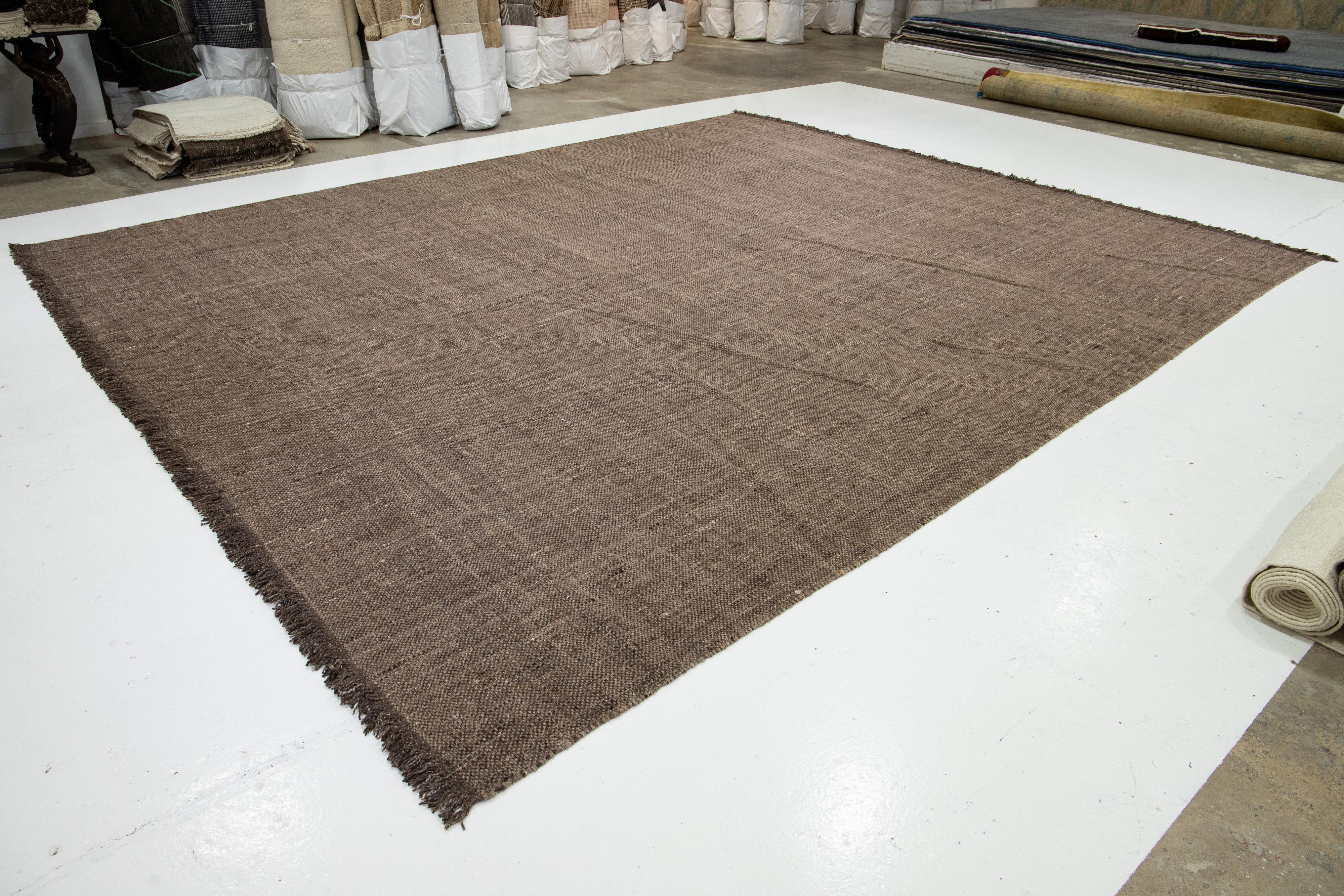 Moderner Teppich aus natürlicher Wolle mit Korbgeflecht in Brown (Organische Moderne) im Angebot