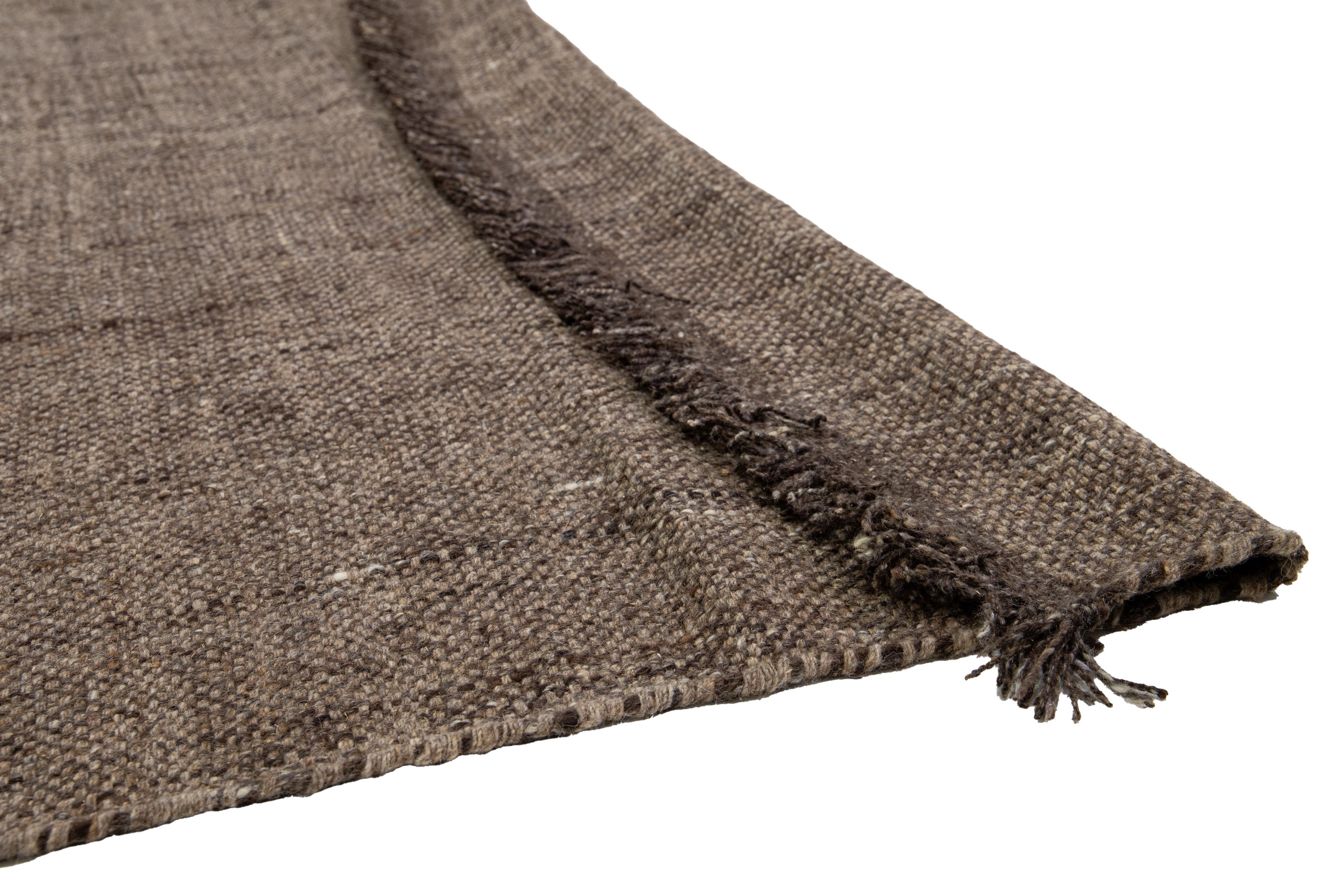 Moderner Teppich aus natürlicher Wolle mit Korbgeflecht in Brown (Indisch) im Angebot