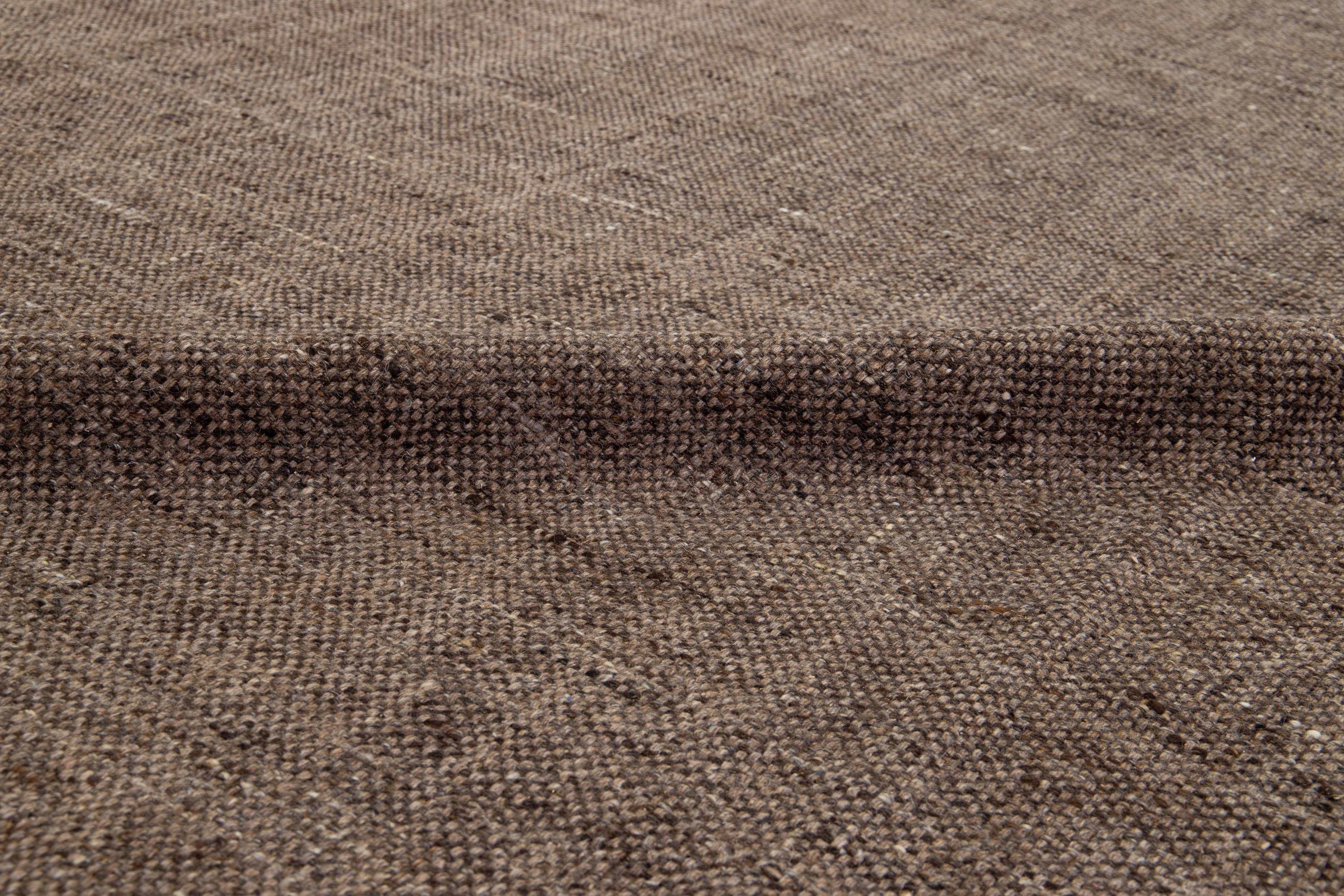 Moderner Teppich aus natürlicher Wolle mit Korbgeflecht in Brown (Handgeknüpft) im Angebot
