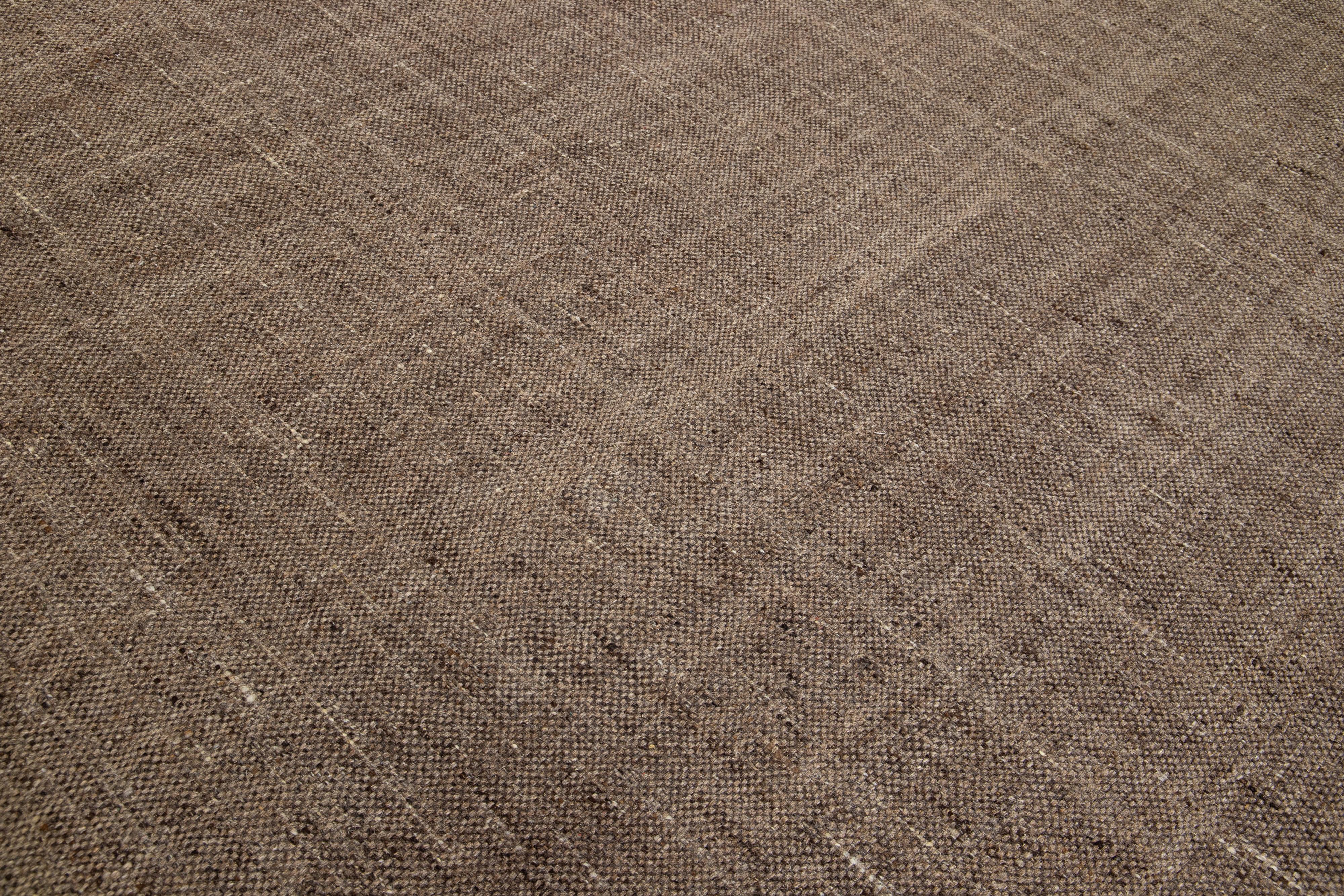 Moderner Teppich aus natürlicher Wolle mit Korbgeflecht in Brown im Zustand „Neu“ im Angebot in Norwalk, CT