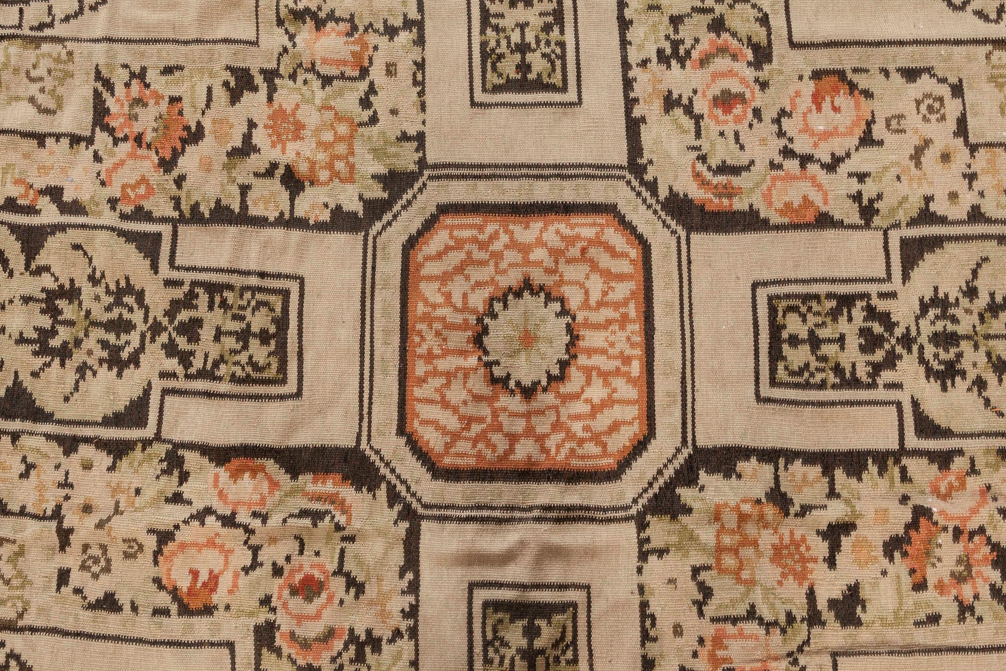 Moderner handgeknüpfter Teppich in Bassarabian Botanic Design aus Wolle von Doris Leslie Blau (Bessarabisch) im Angebot