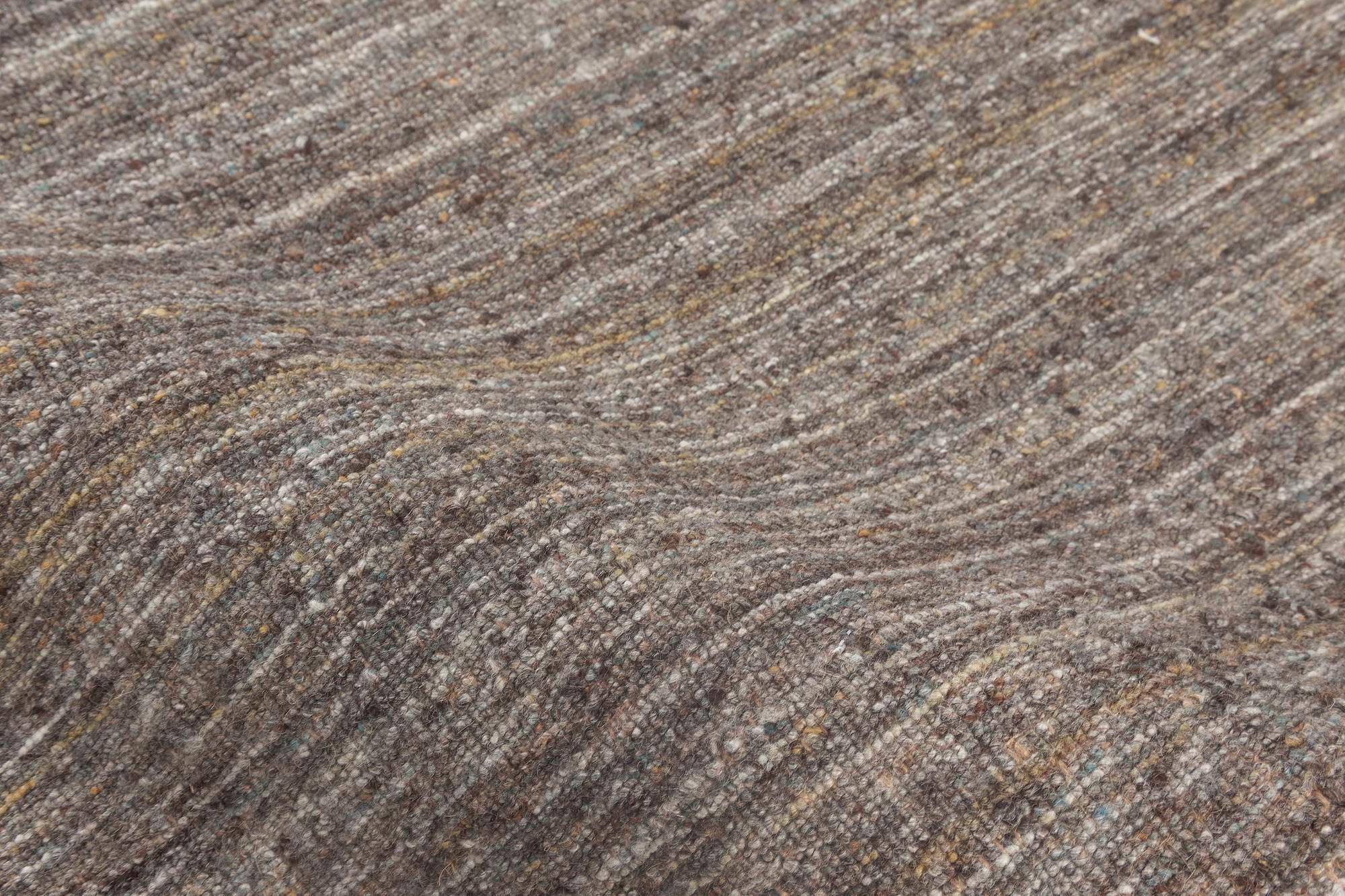 Moderner Teppich ohne Muster aus der Bauer Collection in Grau und Braun von Doris Leslie Blau.
Größe: 6'7