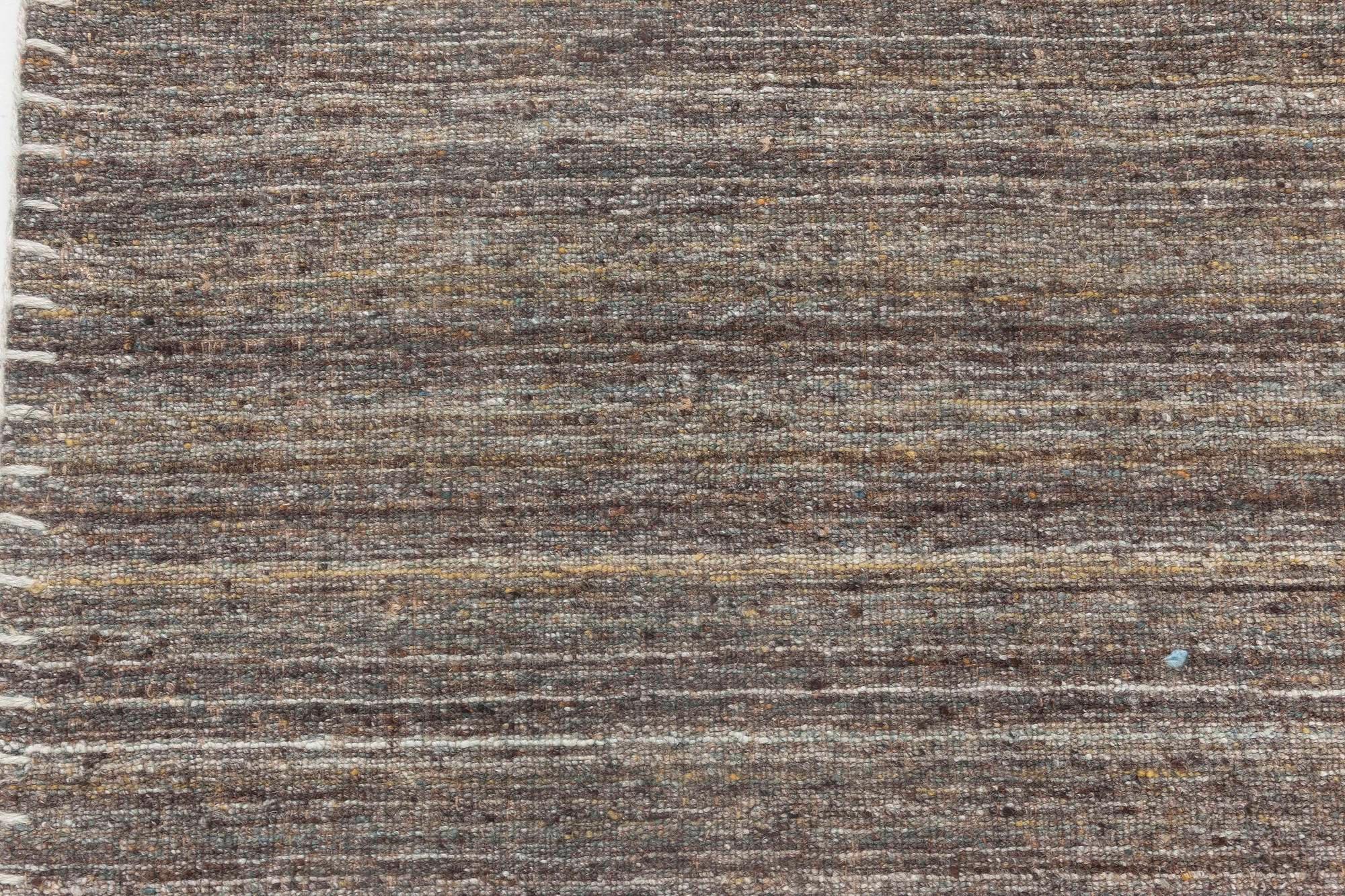 Moderner Bauer-Kollektion-Teppich mit Muster-Less in Grau und Braun von Doris Leslie Blau (Indisch) im Angebot