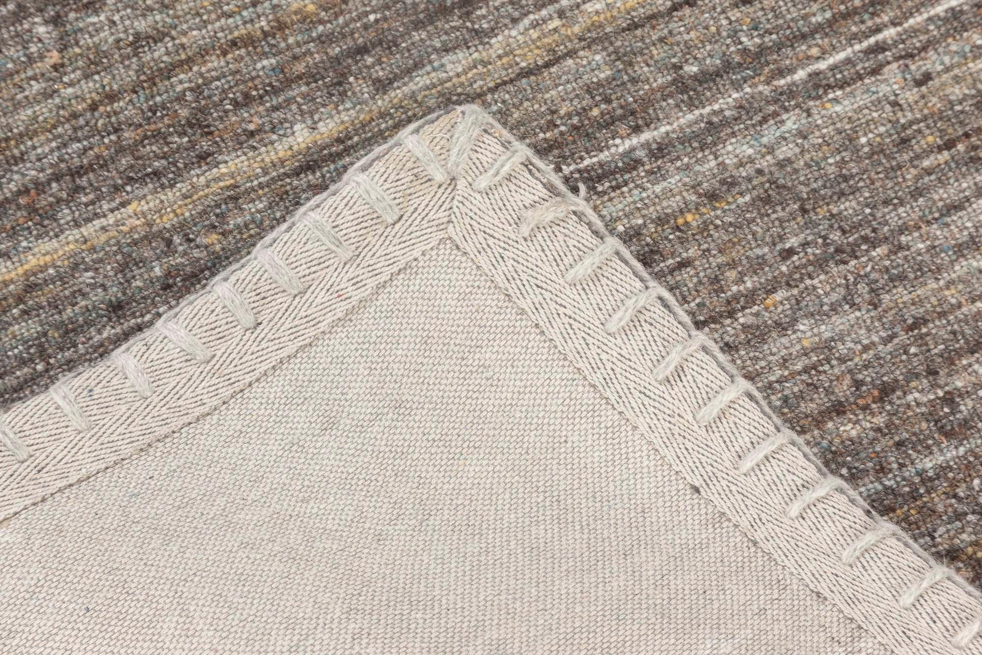 Moderner Bauer-Kollektion-Teppich mit Muster-Less in Grau und Braun von Doris Leslie Blau (21. Jahrhundert und zeitgenössisch) im Angebot