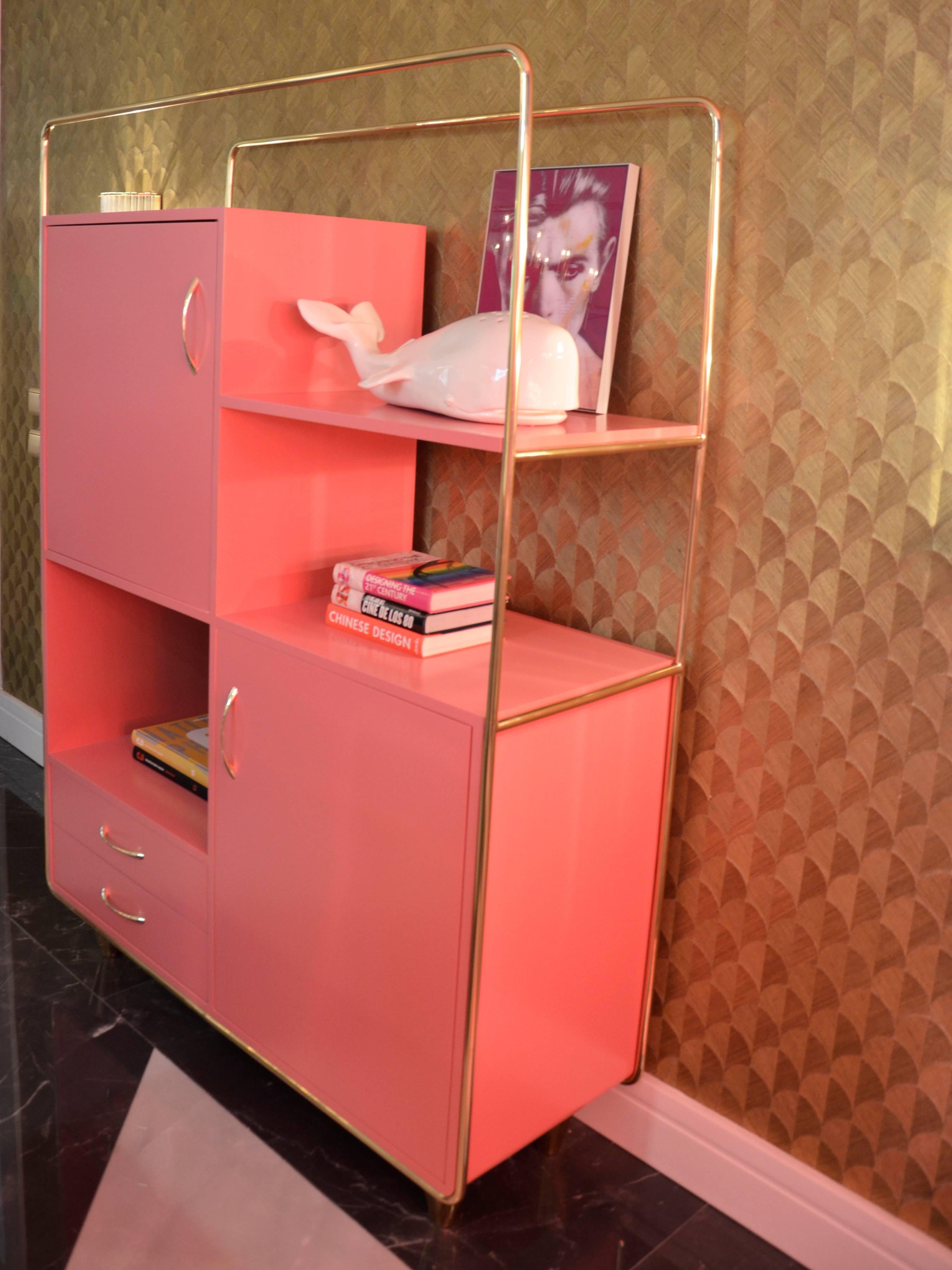 XXIe siècle et contemporain Meuble de rangement moderne de style Bauhaus en rose et laiton de Budapest, fabriqué à la main et personnalisable en vente