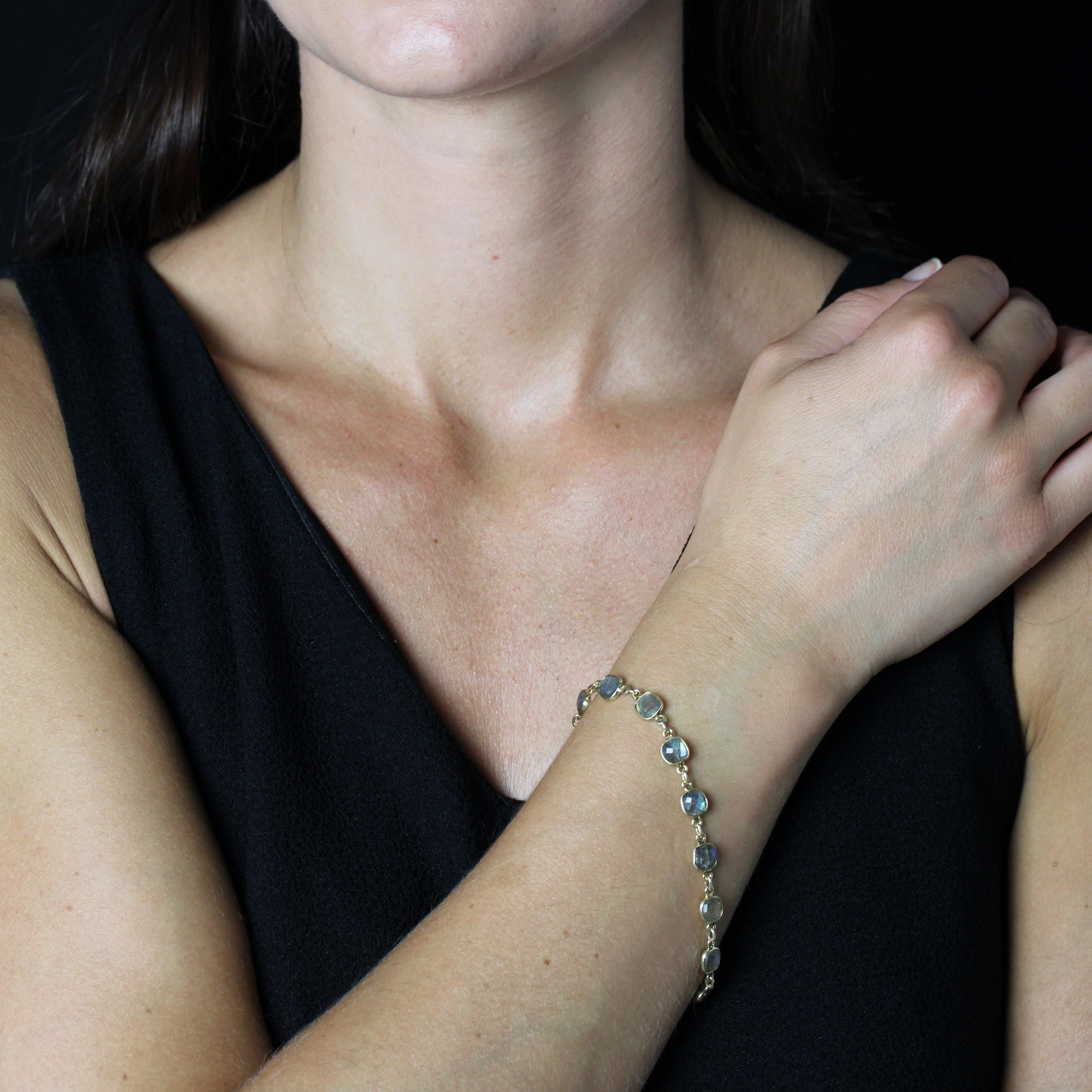 Bracelet in vermeil, silver overlaid with yellow gold
It is made up of cushion-cut briolette labradorites set in closed settings and separated by rings. The clasp on this labradorite necklace is a 18 karat yellow gold lobster clasp.
Length : 21 cm