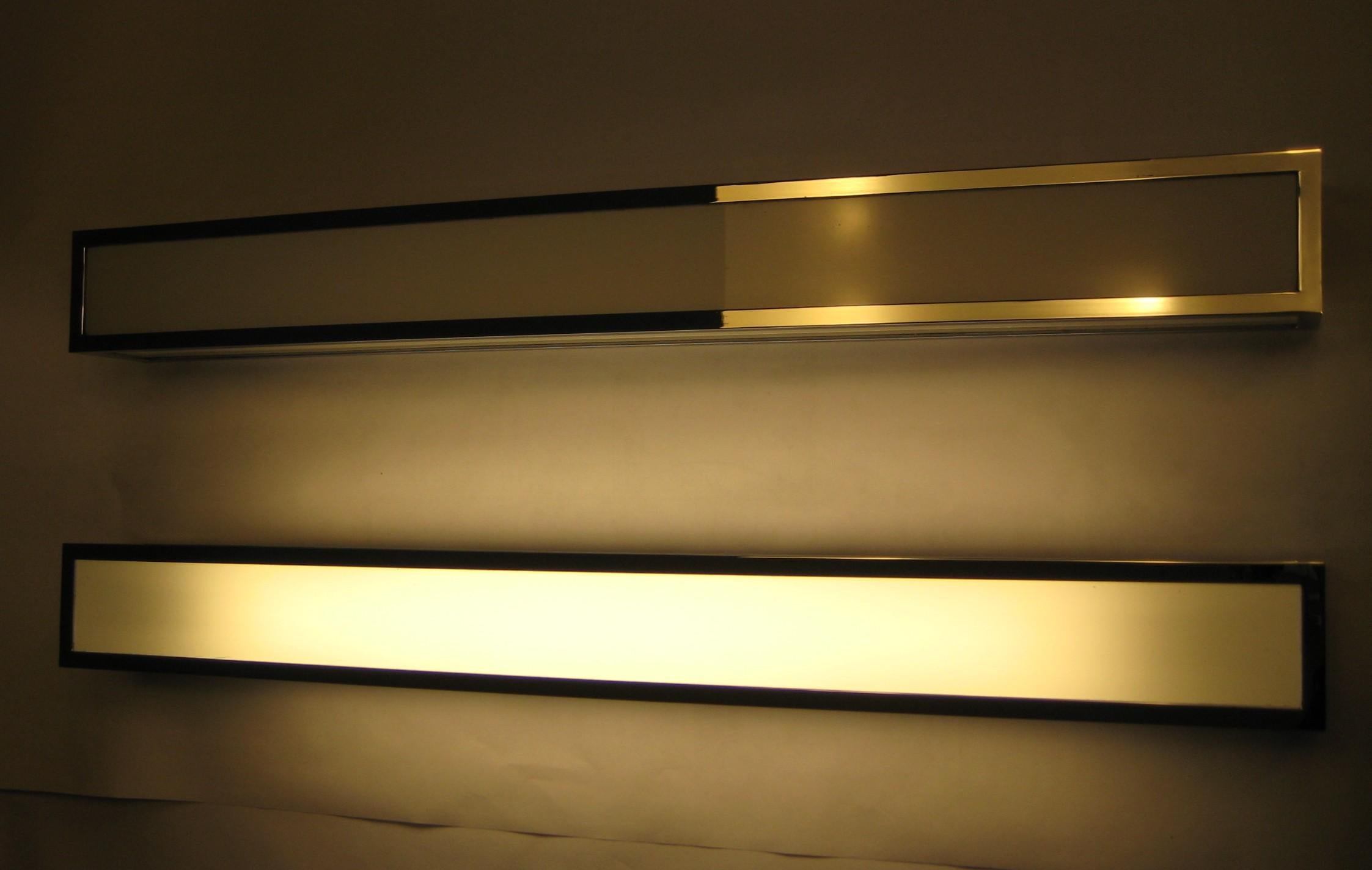 Moderne Balkenfiguren in verchromtem Messing, Opalglas, LED (Belgisch) im Angebot