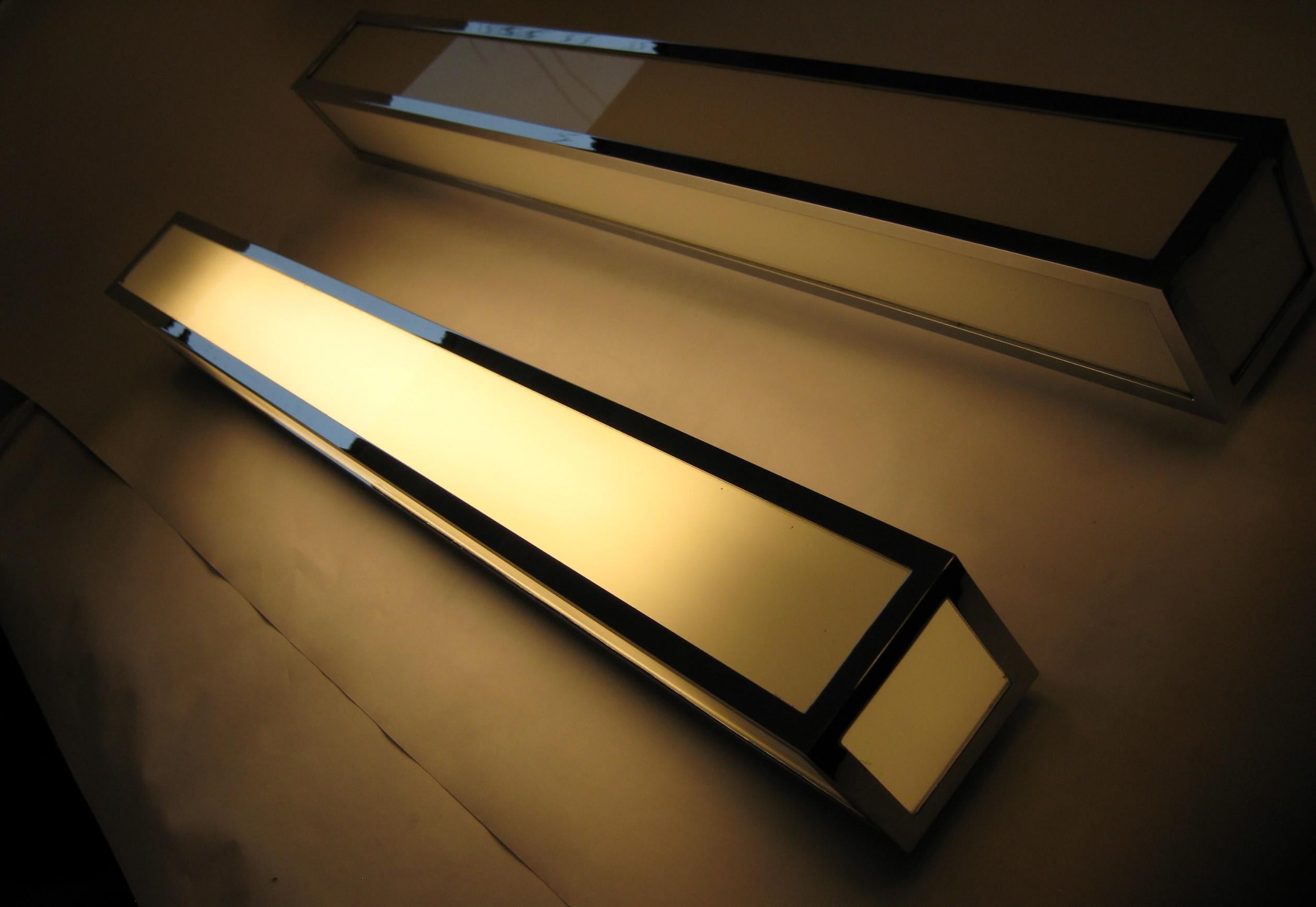 Moderne Balkenfiguren in verchromtem Messing, Opalglas, LED (Polychromiert) im Angebot