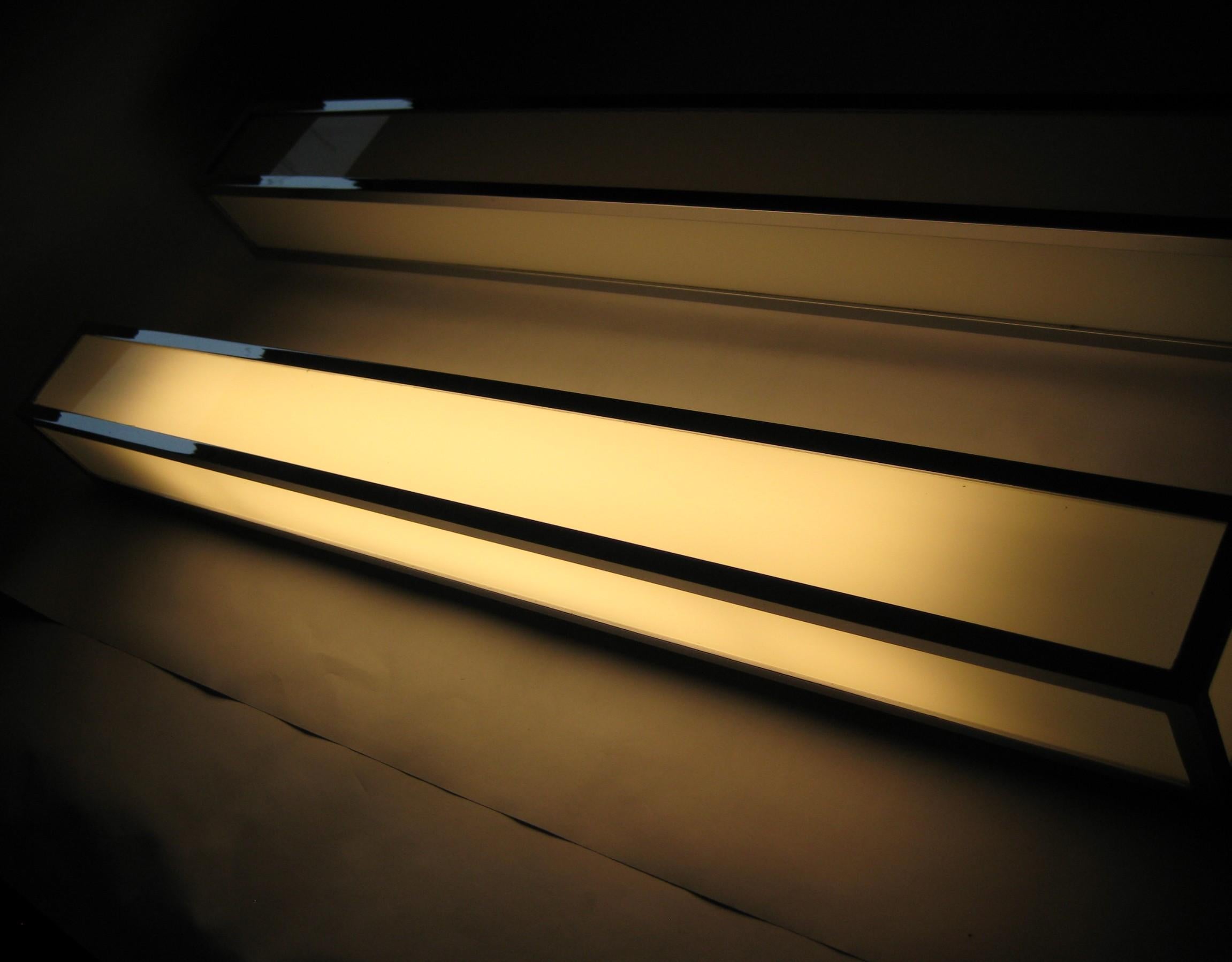 Moderne Balkenfiguren in verchromtem Messing, Opalglas, LED im Zustand „Neu“ im Angebot in Roeselare, BE