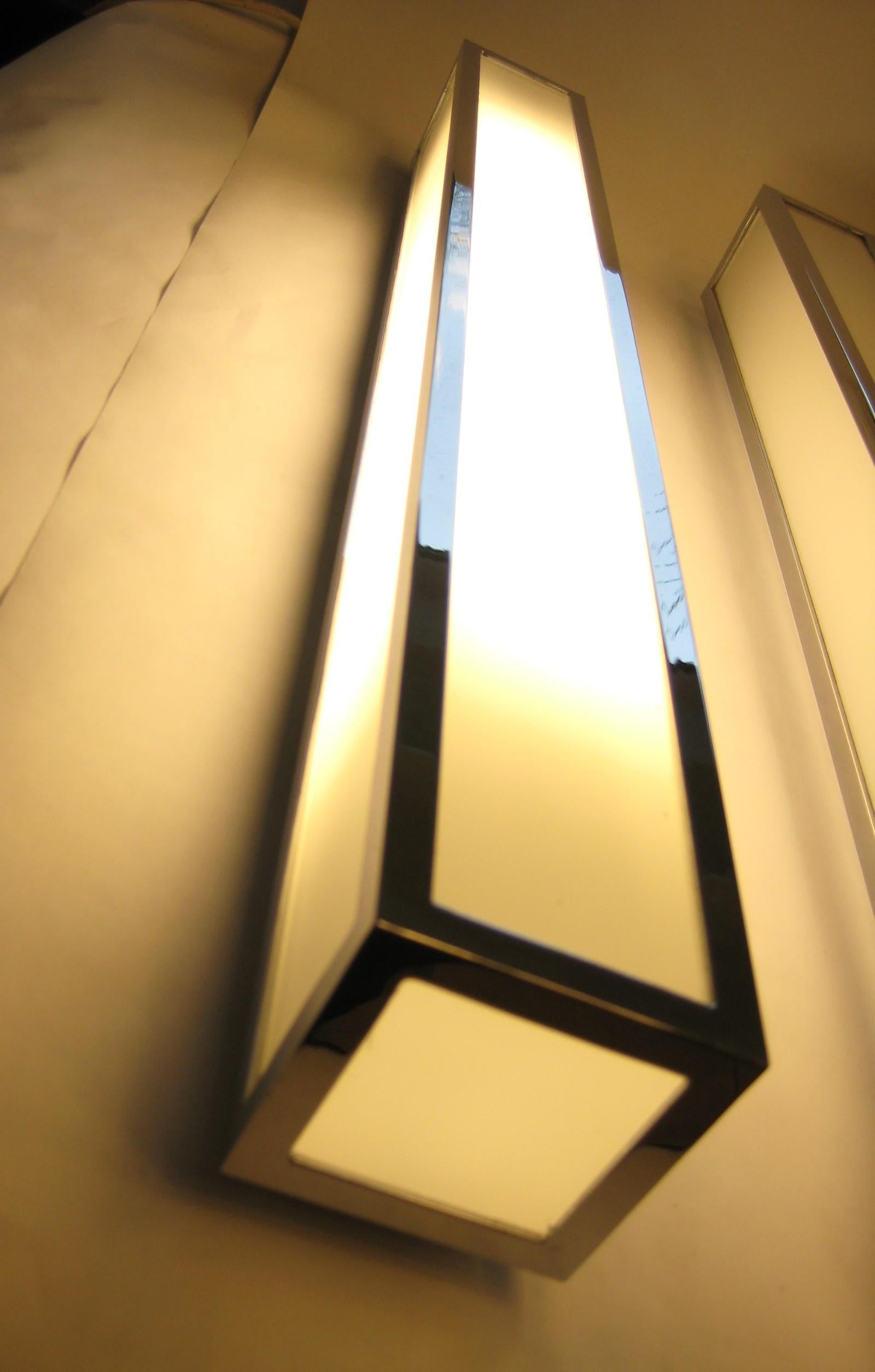 Moderne Balkenfiguren in verchromtem Messing, Opalglas, LED (21. Jahrhundert und zeitgenössisch) im Angebot