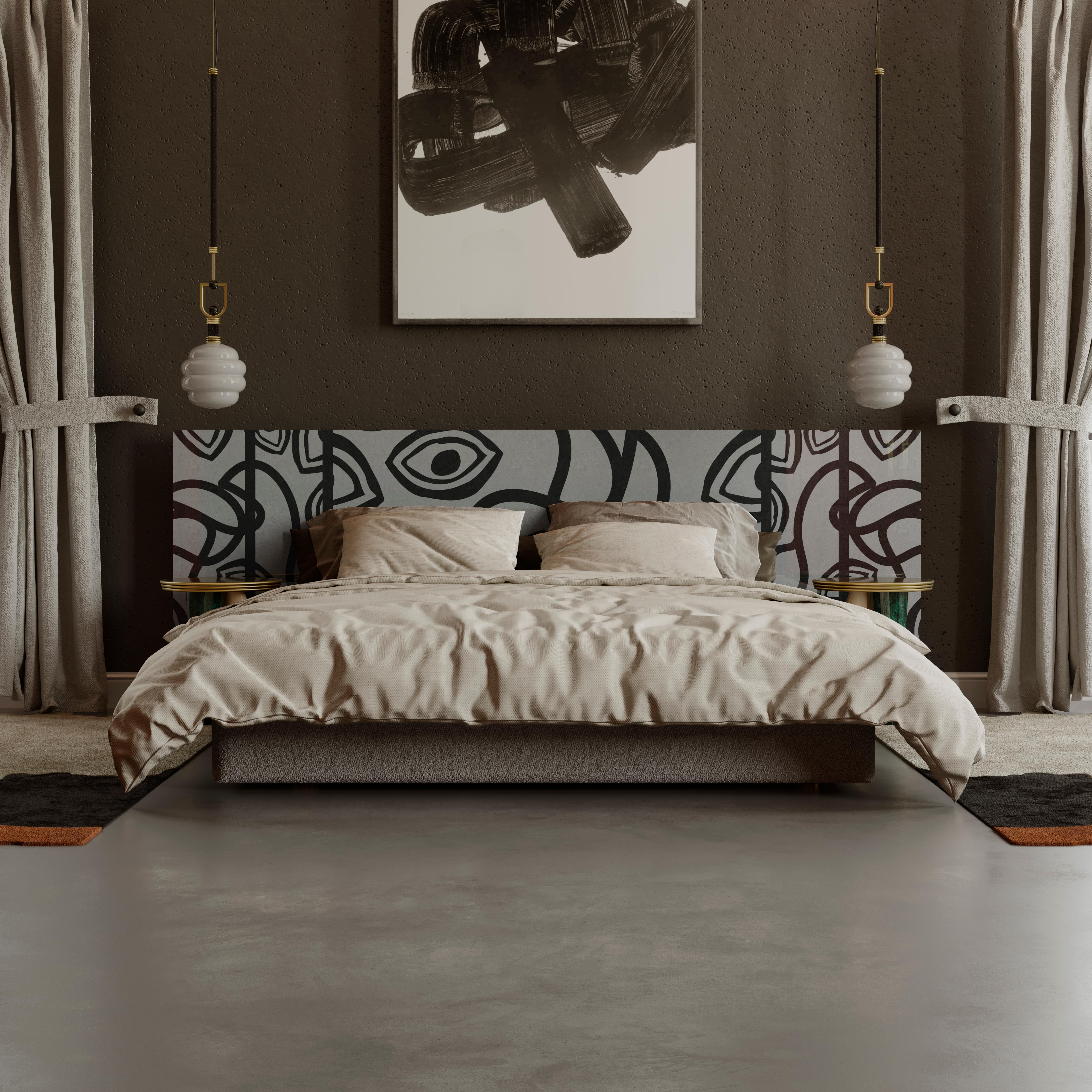 Das Bett Ruiz ist in sorgfältiger Handarbeit gefertigt und mit einem modernen Intarsienmuster verziert. Sein dynamisches, kubistisches Muster eignet sich ideal für minimalistische oder moderne Schlafzimmer der Jahrhundertmitte. Dieses fesselnde und