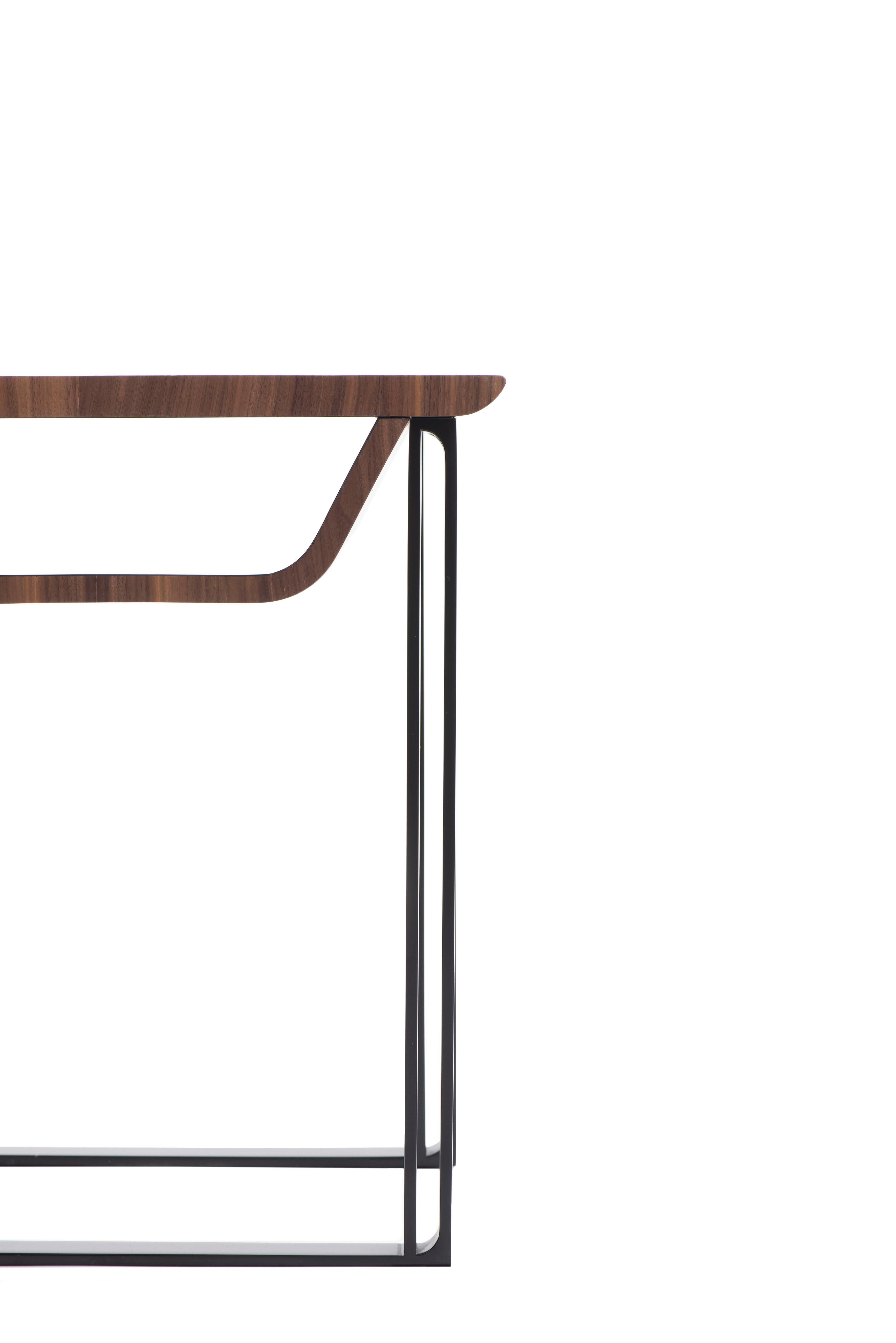 Moderner Nachttisch / Beistelltisch aus Holz und Stahl von Cyril Rumpler (21. Jahrhundert und zeitgenössisch) im Angebot