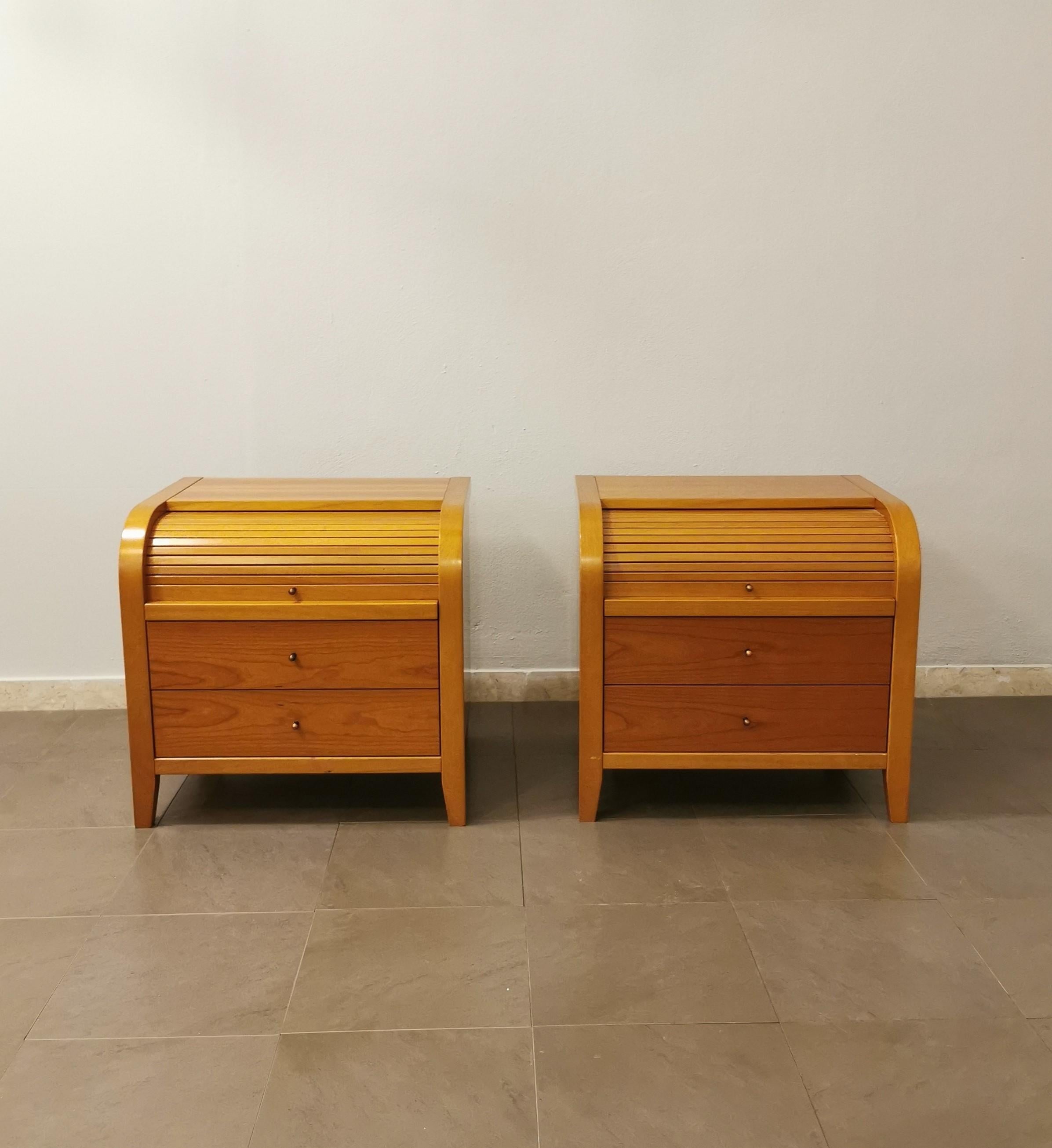 Particular set of 2 bedside tables designed by the Italian design company Calligaris during the 90s. The two furnishing accessories are in cherry wood with brass / aluminum knobs with bronzed effect. Each single bedside table has 1 shutter