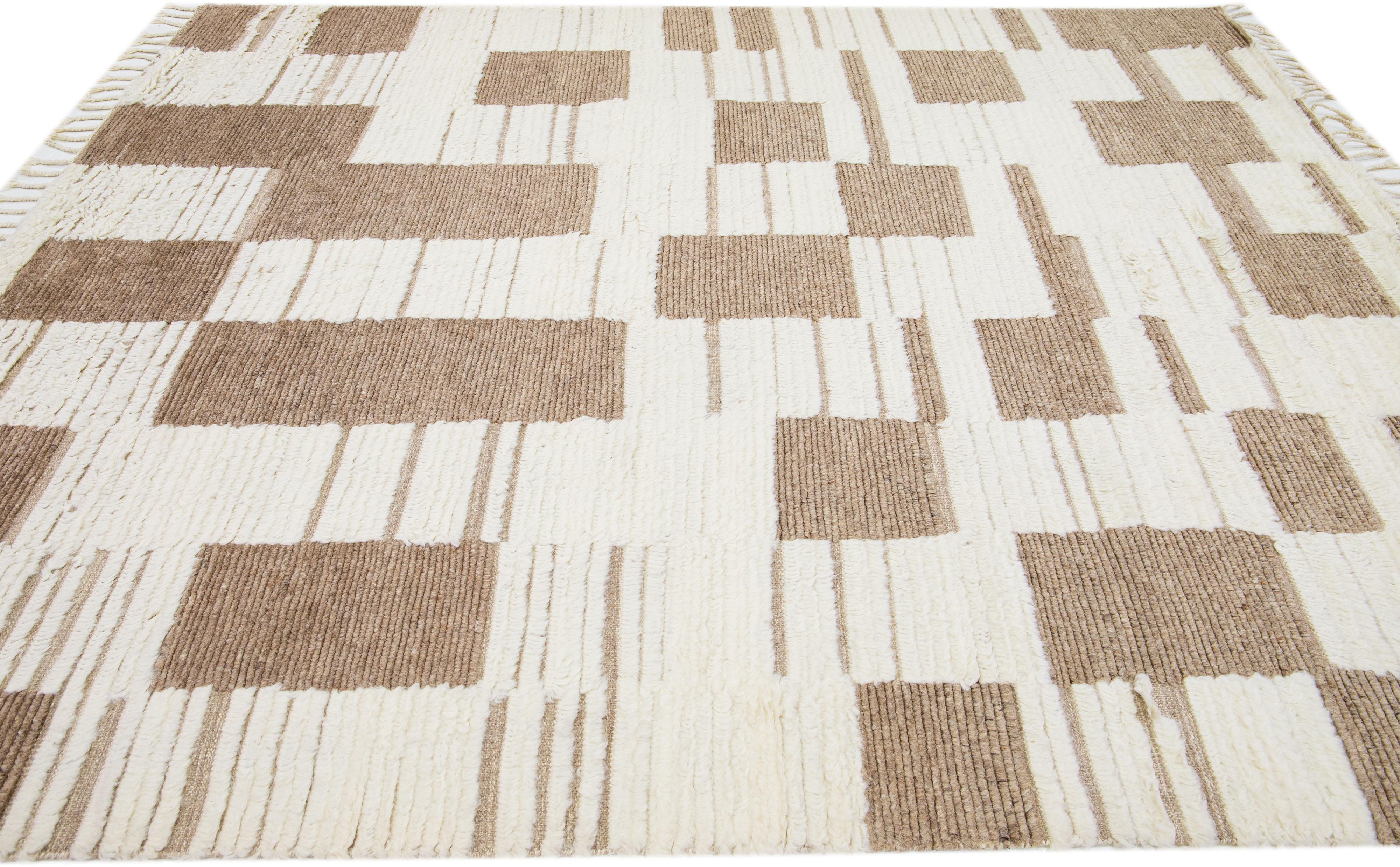 Alfombra moderna de lana beige y marrón estilo marroquí abstracto Pakistaní en venta