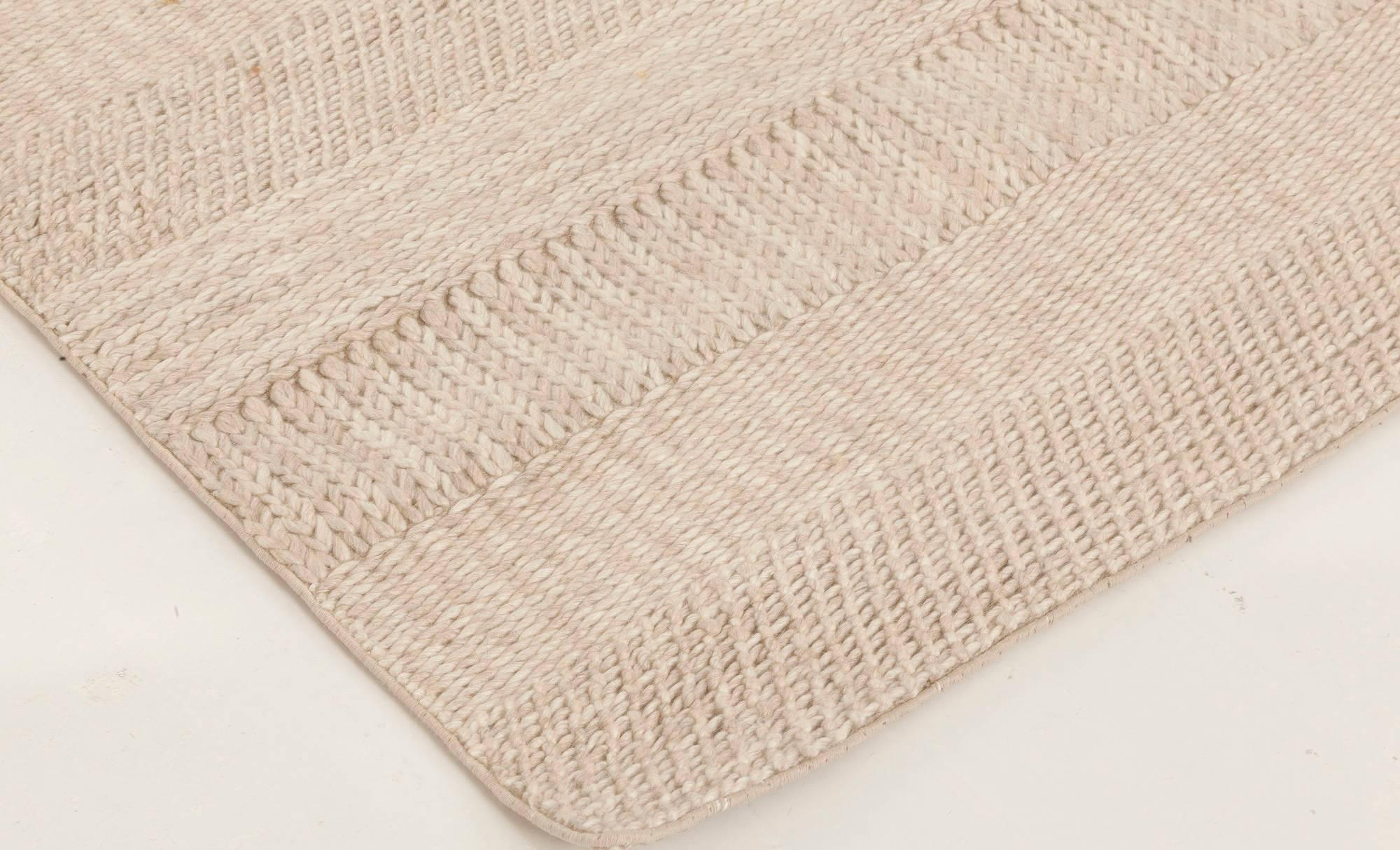 Moderner Flachgewebeteppich aus Wolle von Doris Leslie Blau in Beige und Grau (21. Jahrhundert und zeitgenössisch) im Angebot