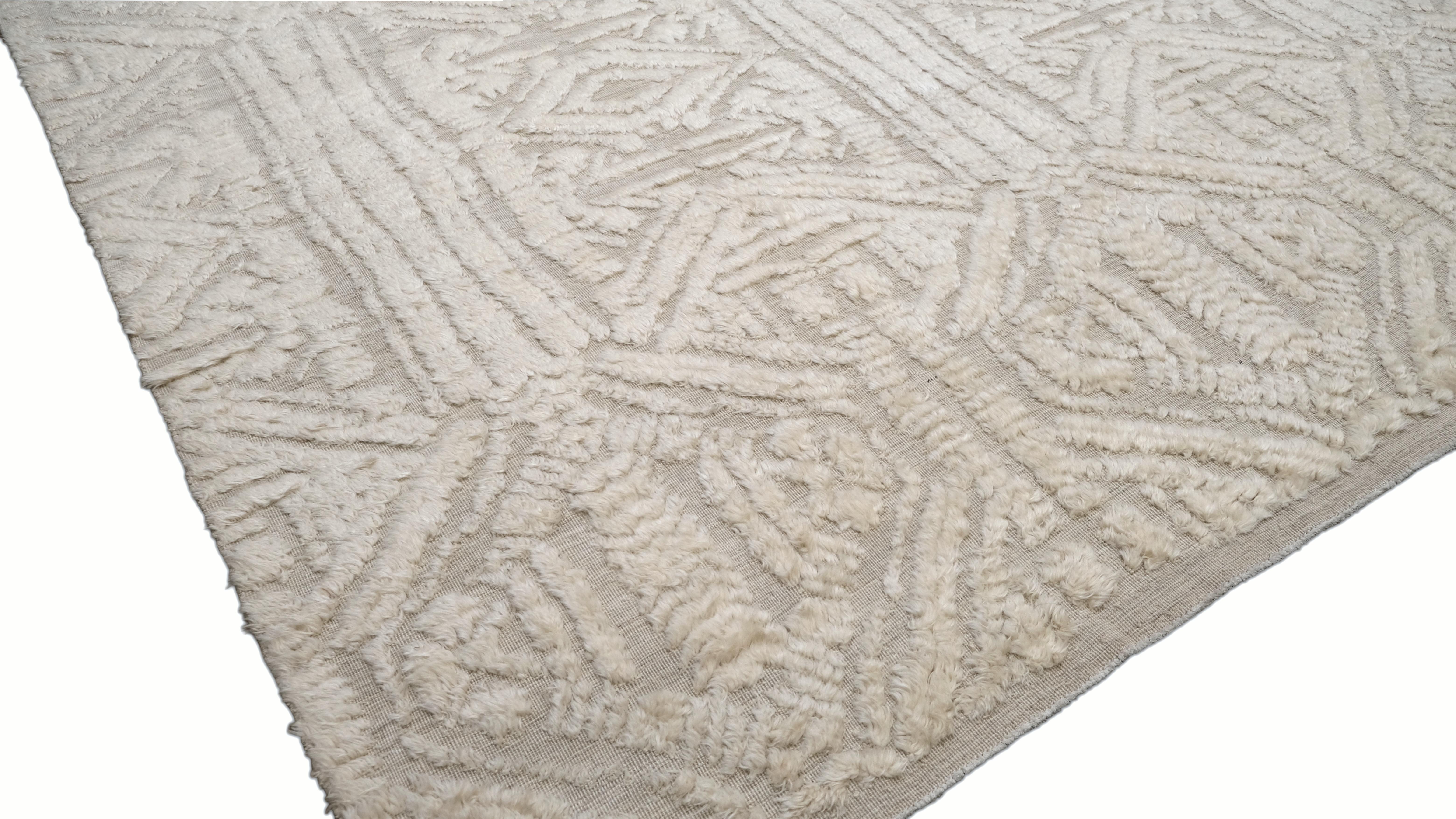 Dieser handgeknüpfte Wollteppich verkörpert eine raffinierte Mischung aus moderner geometrischer Stammeskunst und traditioneller Handwerkskunst. Der kompliziert strukturierte Hoch-Tief-Flor erzeugt einen fesselnden dreidimensionalen Effekt, der