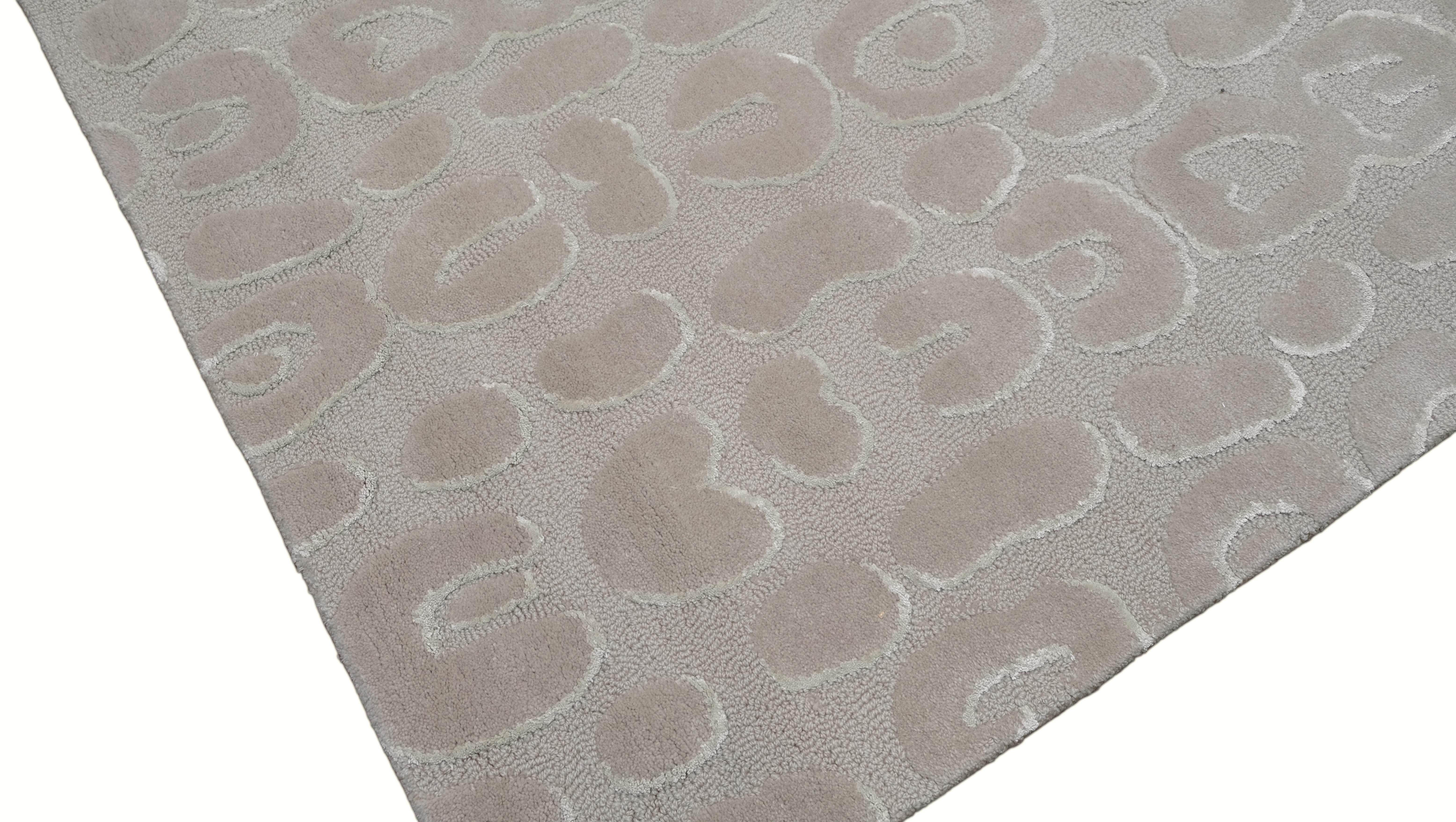 Dieser luxuriöse, handgetuftete Wollteppich mit seinem erhabenen, abstrakten Muster, das für Tiefe und Struktur sorgt, wertet Ihre Einrichtung auf. Die dezenten Beige- und Elfenbeintöne sorgen für einen raffinierten, zeitgemäßen Look und machen