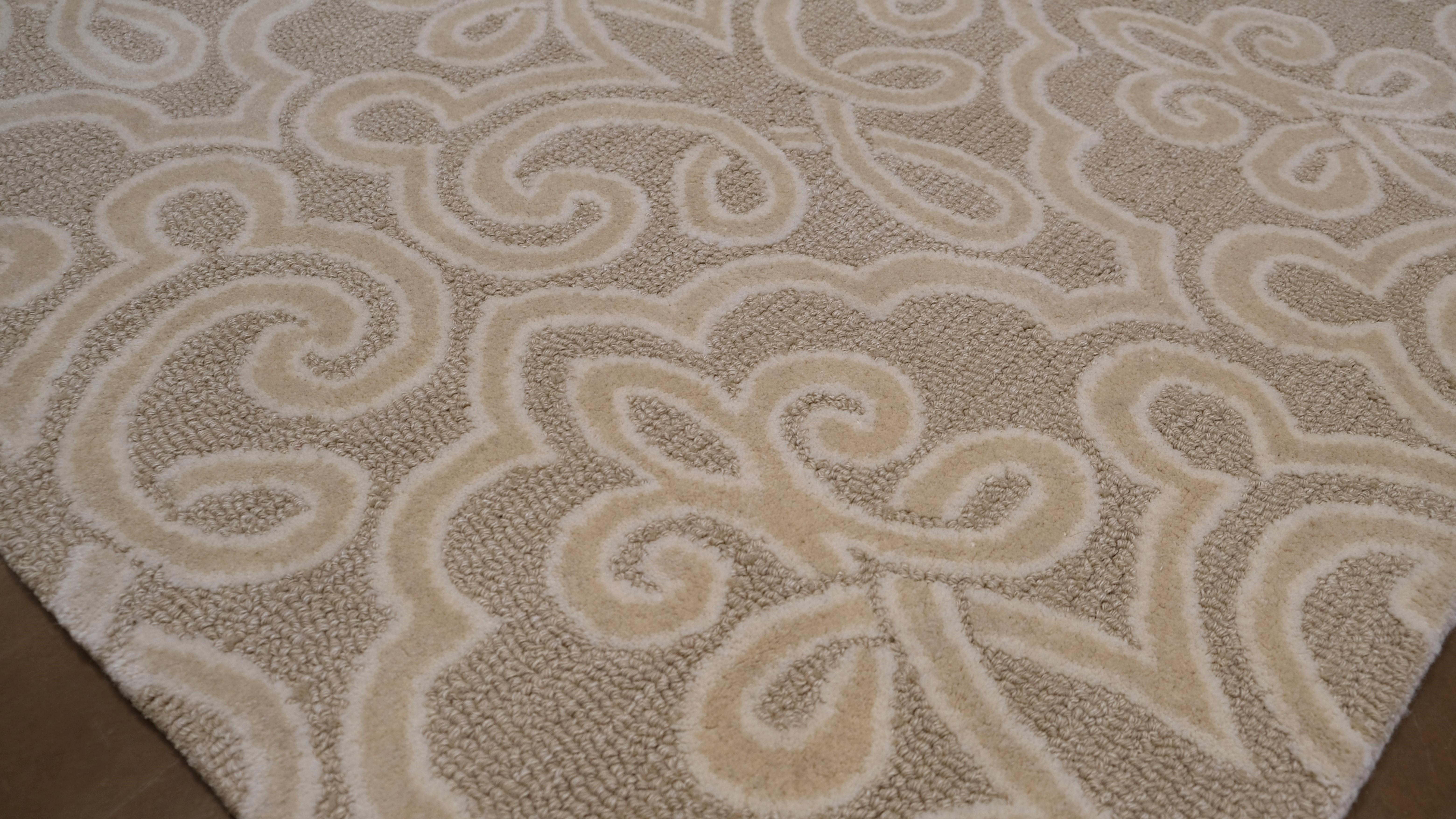 Moderner Wollteppich mit erhabenem Motiv in Beige und Taupe 6'x9' im Angebot 2