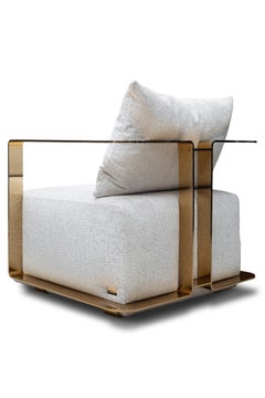 Moderner beiger Sessel mit Metallarmen