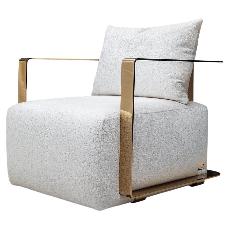 Fauteuil moderne beige avec bras en métal 