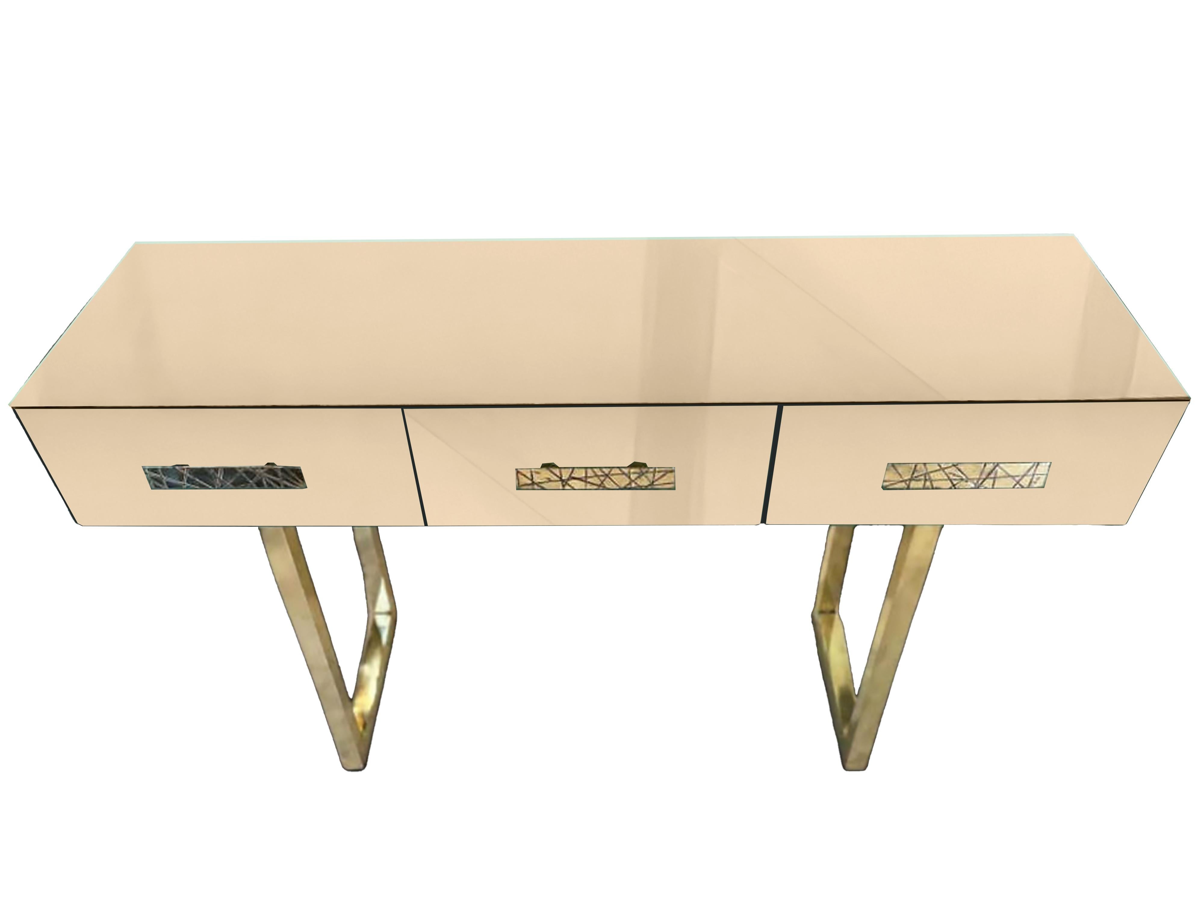 This beige modern console table is an extraordinary piece that exemplifies Italian craftsmanship and mid-century modern design. 

Crafted from solid wood and embellished with exquisite Murano glass, its elegant beige finish suits any décor. 

The