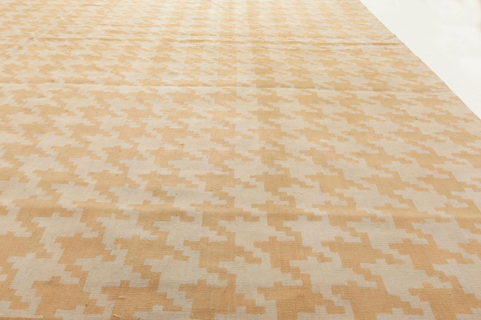 Tapis moderne beige à armure plate de Jeffrey Bilhuber pour Doris Leslie Blau
Taille : 292 × 436 cm (9'7