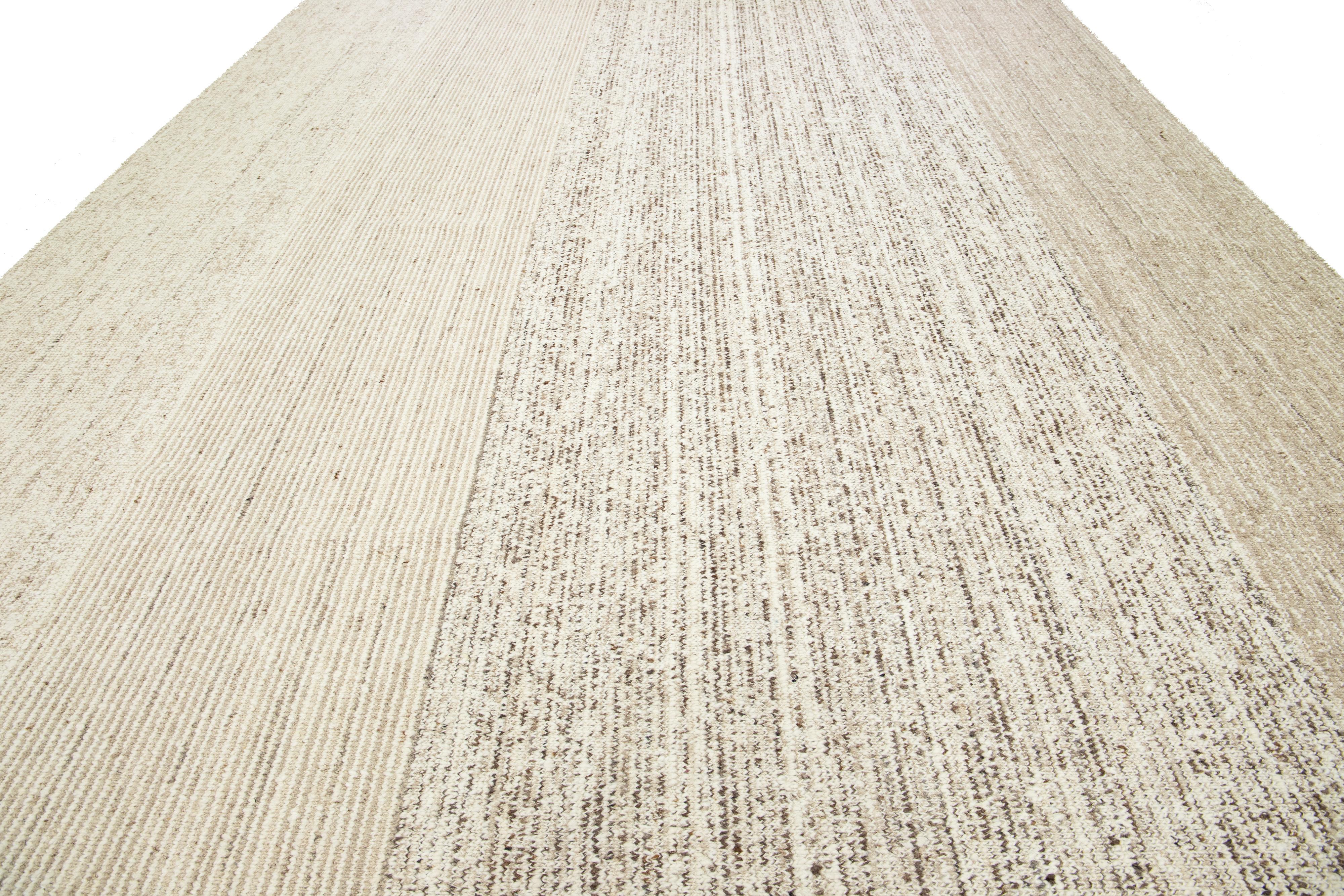 Kilim Tappeto moderno in lana flaweave beige con design geometrico in vendita