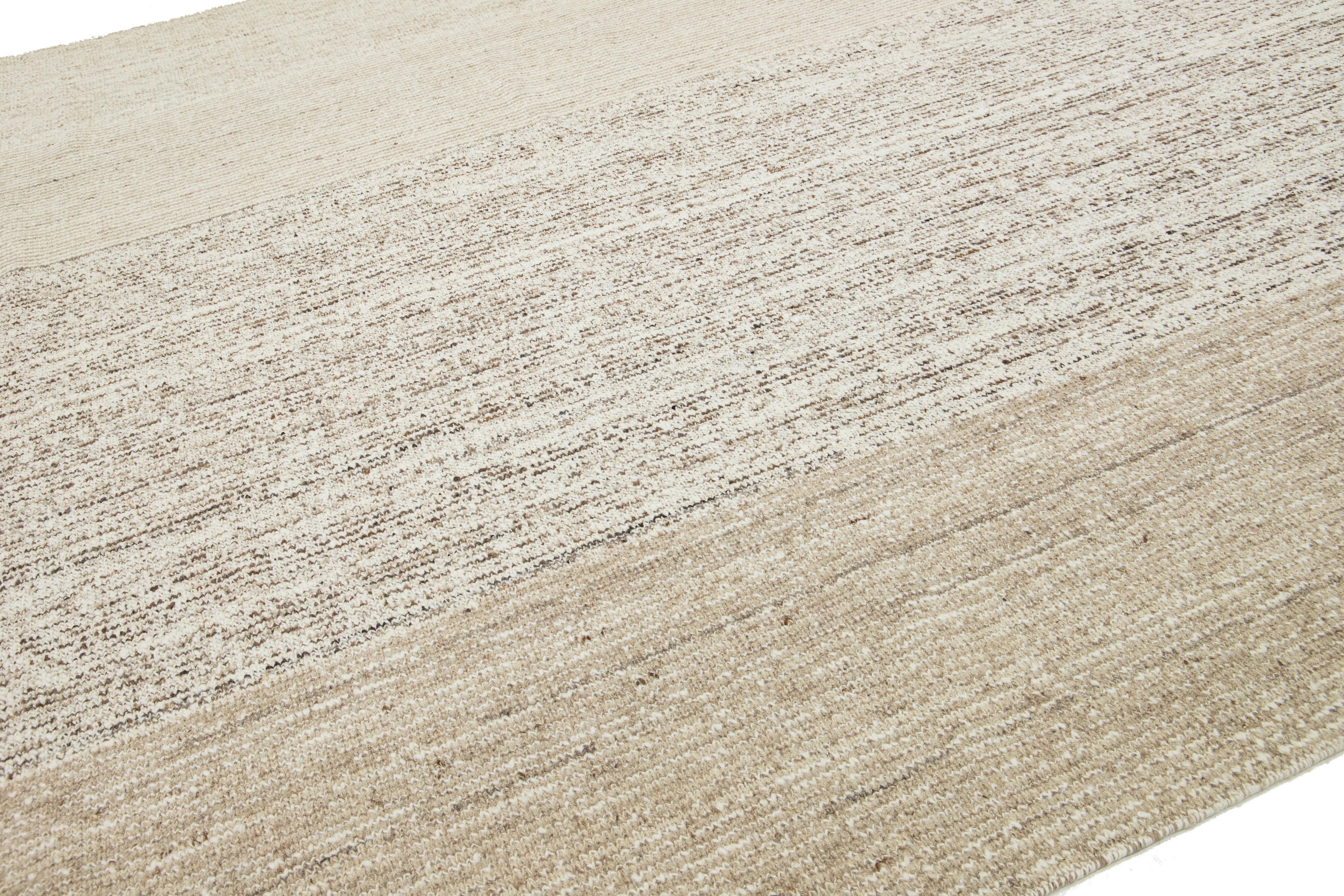 Indiano Tappeto moderno in lana flaweave beige con design geometrico in vendita