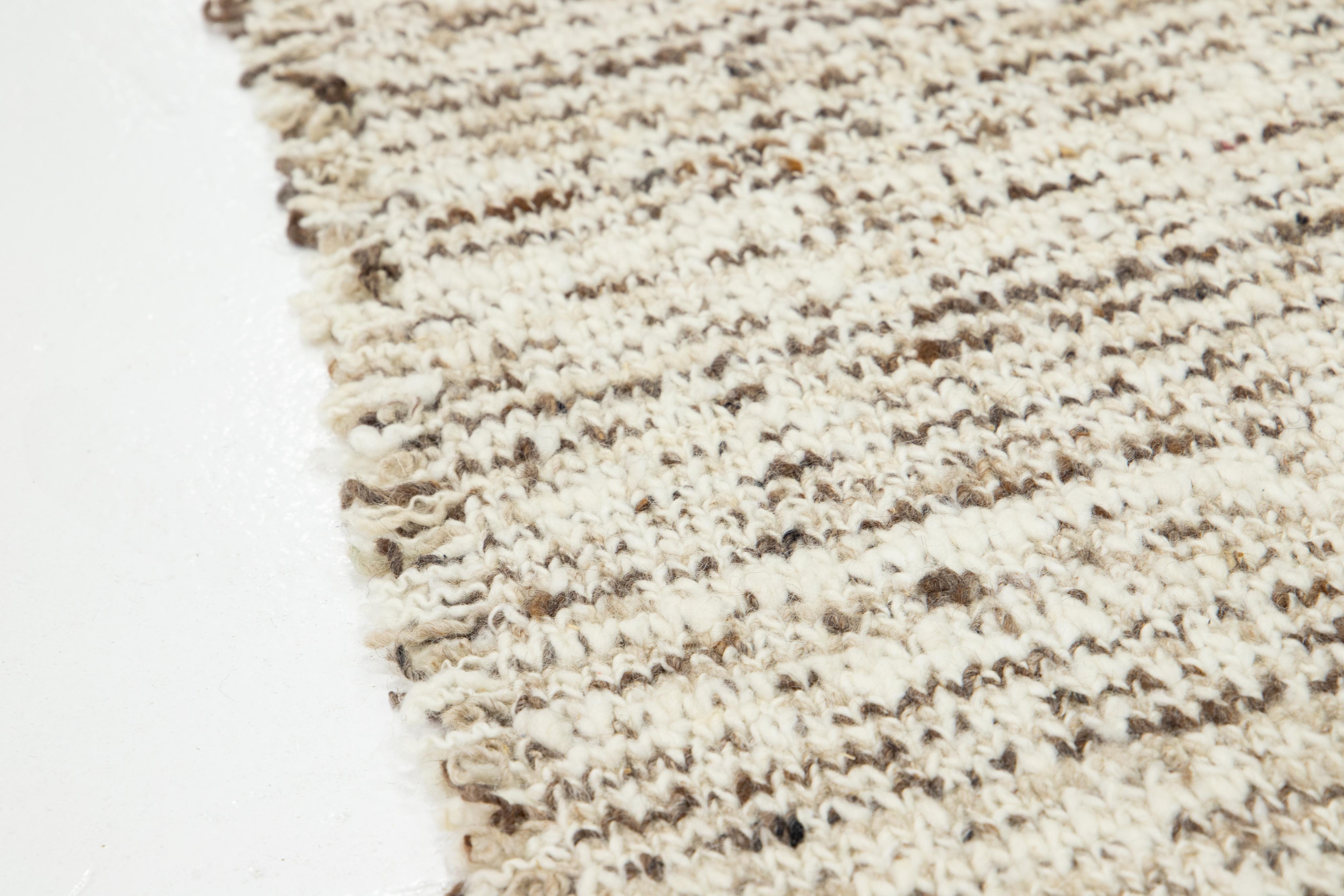 Annodato a mano Tappeto moderno in lana flaweave beige con design geometrico in vendita