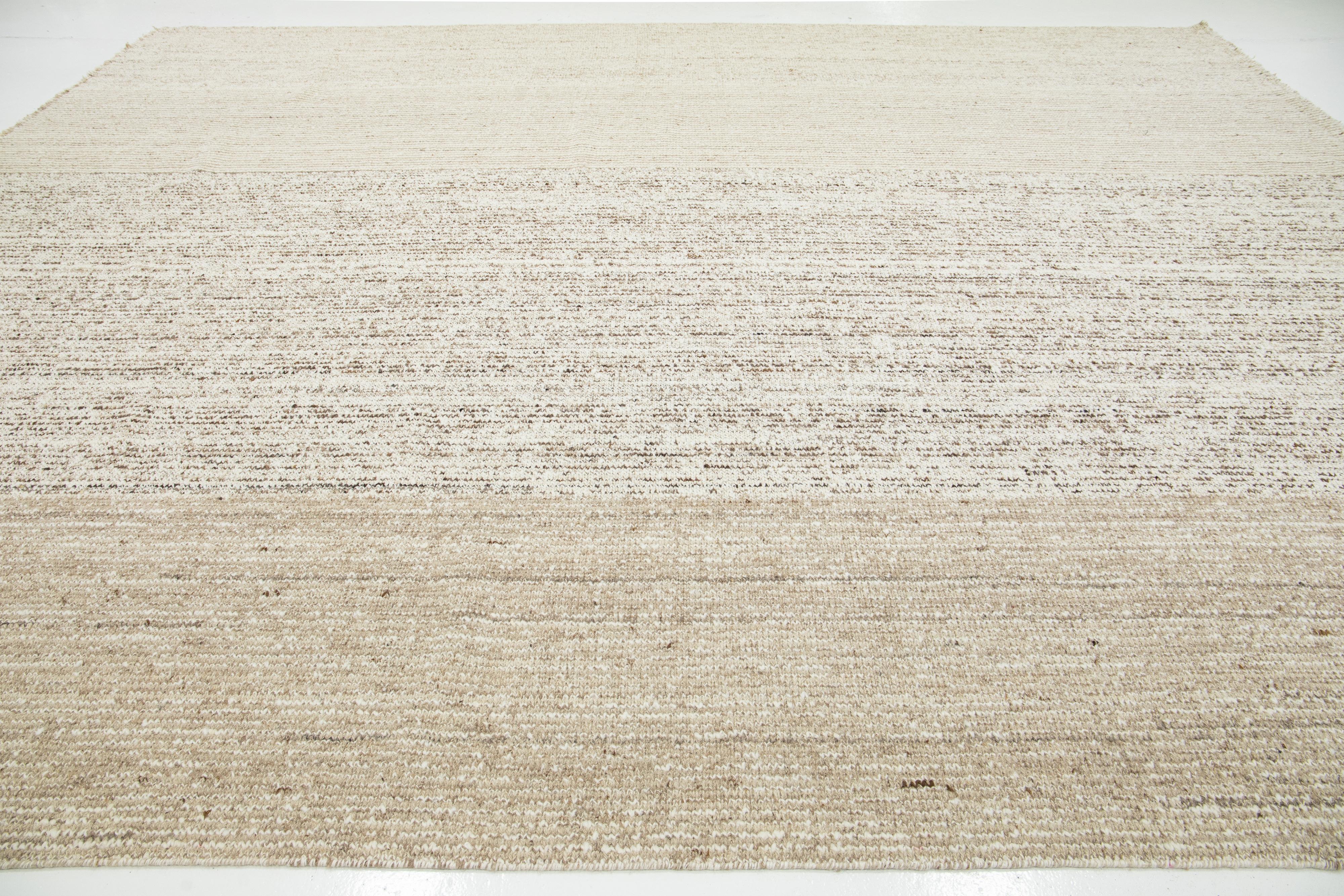 XXI secolo e contemporaneo Tappeto moderno in lana flaweave beige con design geometrico in vendita