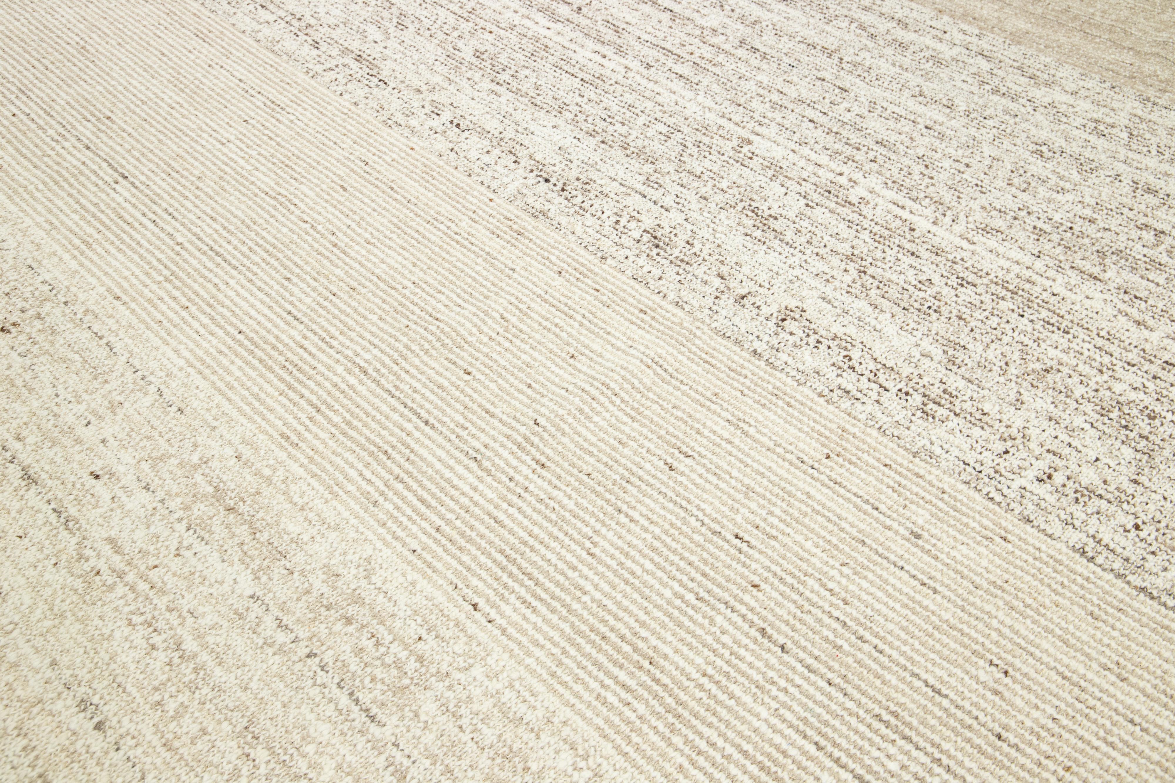Tappeto moderno in lana flaweave beige con design geometrico in vendita 1