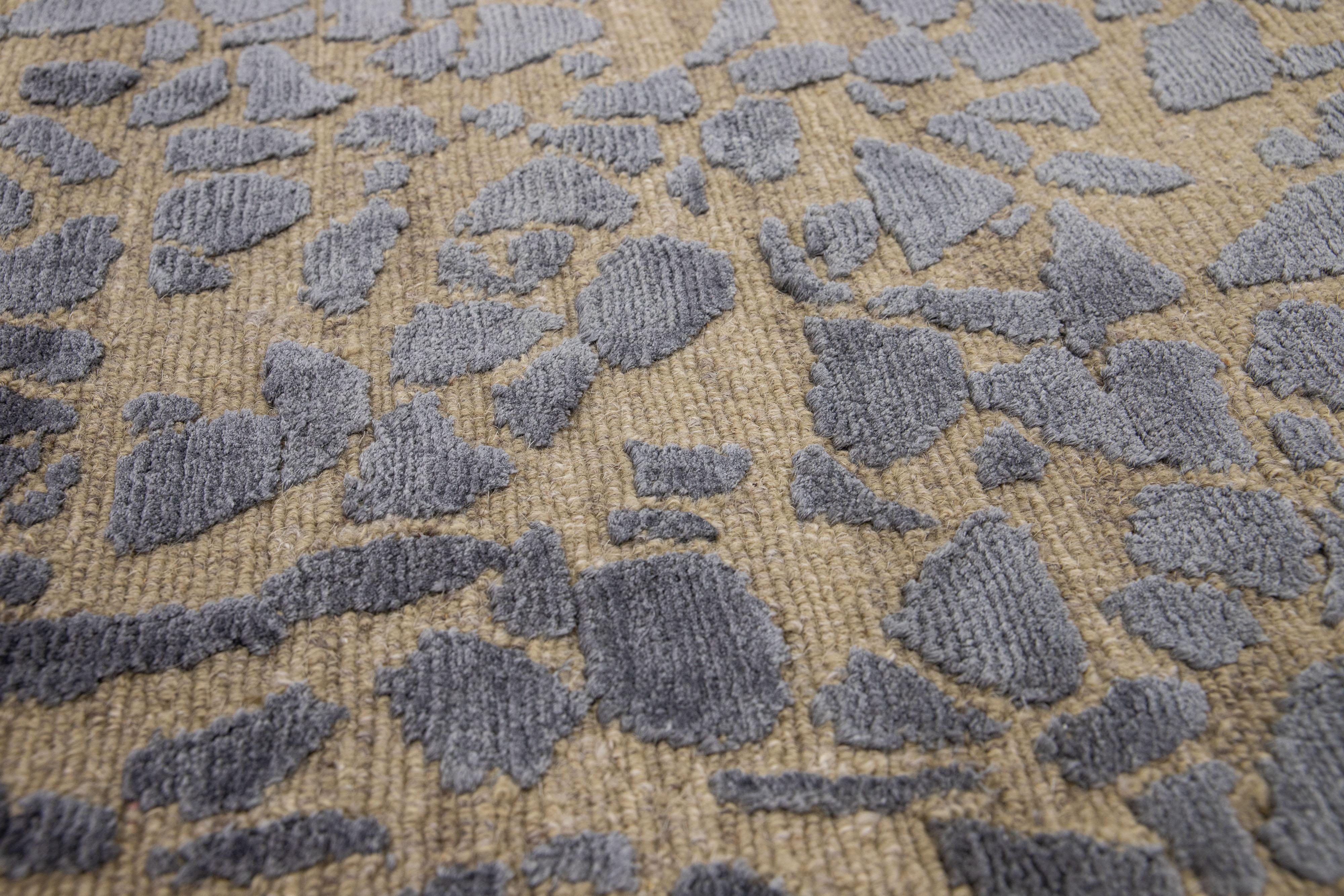 Apadana's Modern Woll- und Seidenteppich. Kundenspezifische Größen und Farben auf Bestellung.

MATERIAL: 100 Knoten, 40 Wolle und 60 Seide.
Techniken: Handgeknüpft.
Stil: Modern.
Vorlaufzeit: Ca. 15-16 Wochen verfügbar.
Farben: Wie abgebildet,