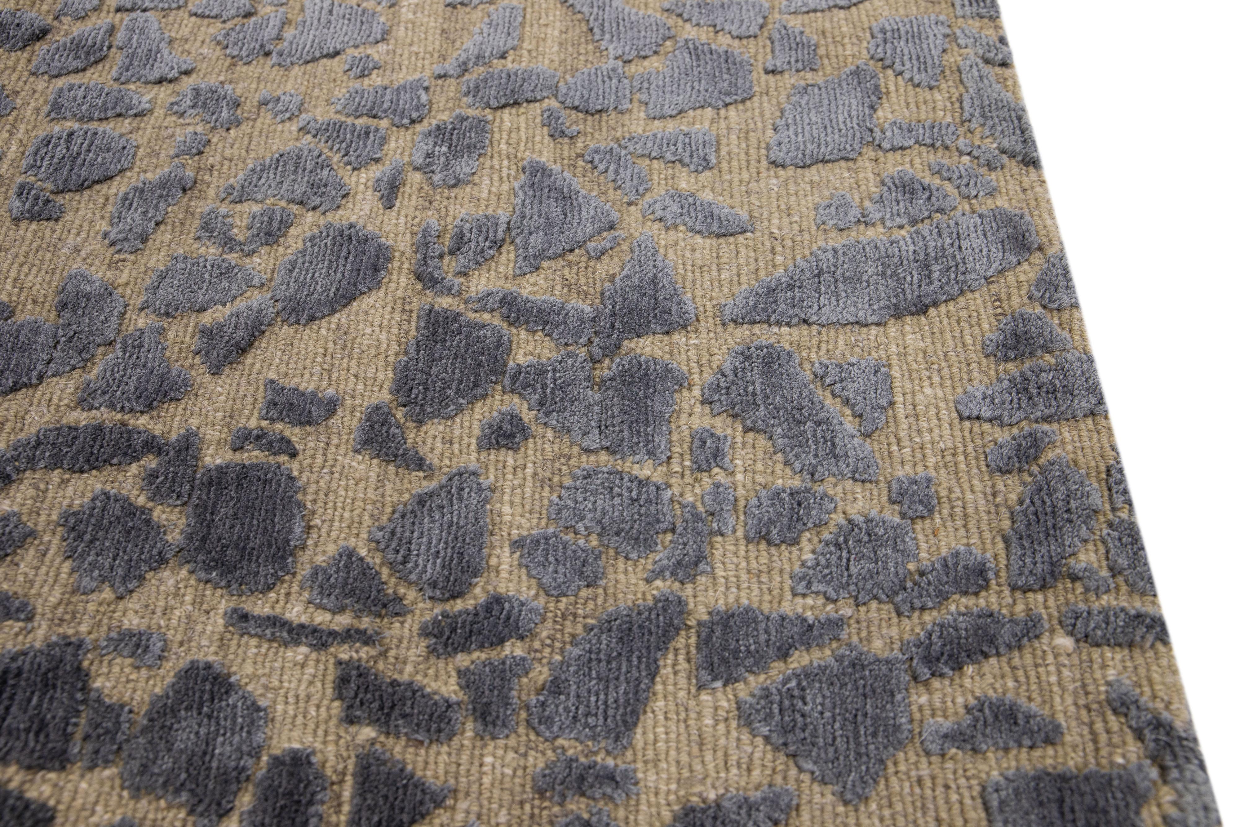 Moderner handgefertigter All Over Custom-Wollteppich in Beige (Handgeknüpft) im Angebot