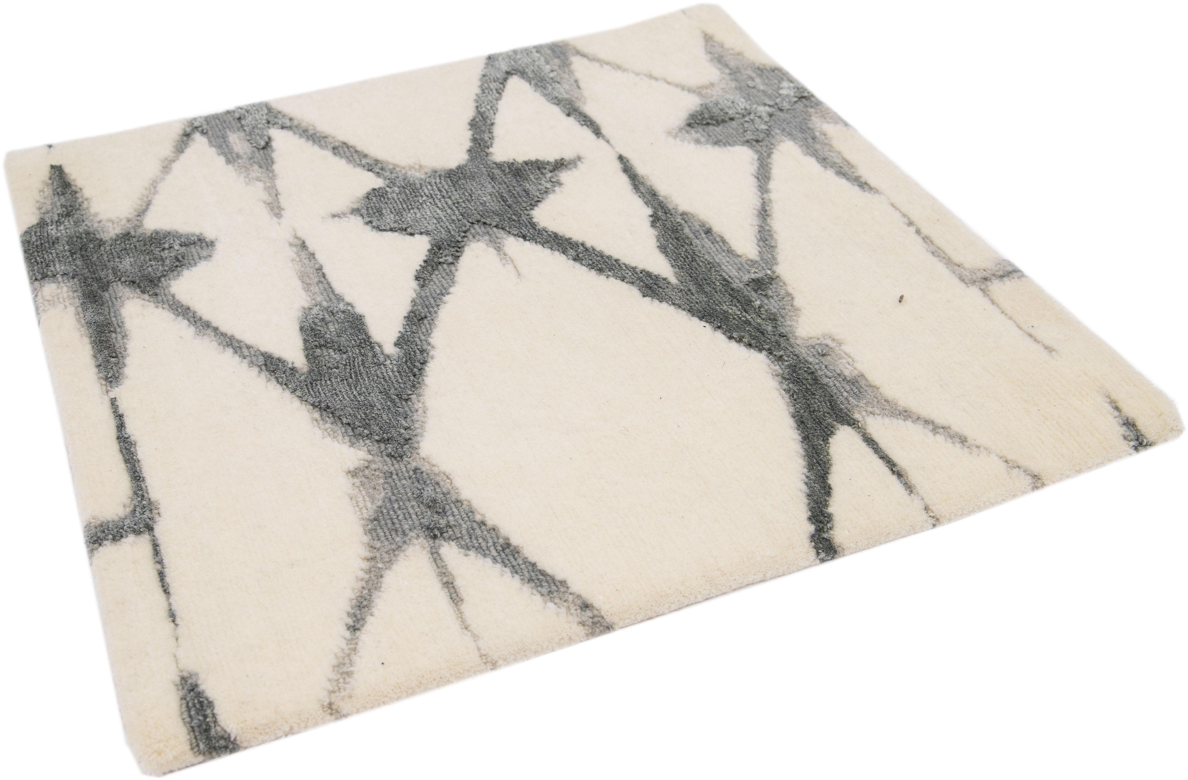 Moderner handgefertigter All Over Custom-Wollteppich in Beige im Zustand „Neu“ im Angebot in Norwalk, CT
