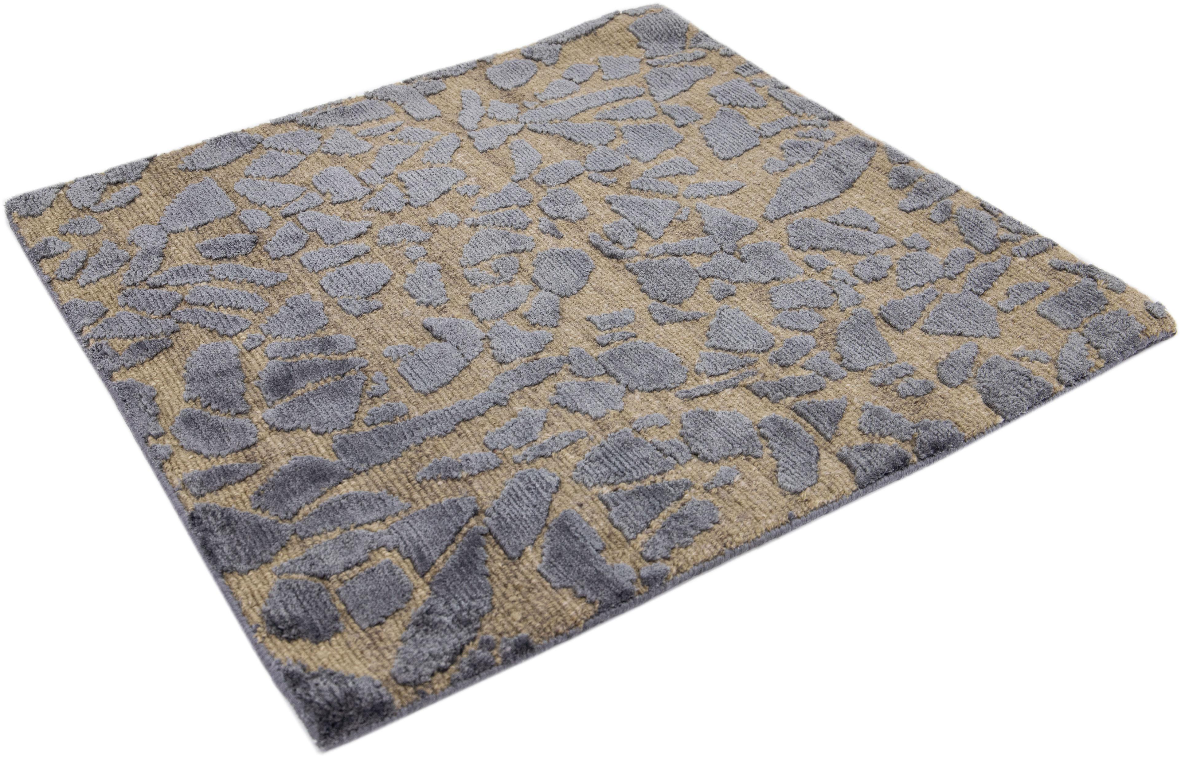 Moderner handgefertigter All Over Custom-Wollteppich in Beige im Zustand „Neu“ im Angebot in Norwalk, CT
