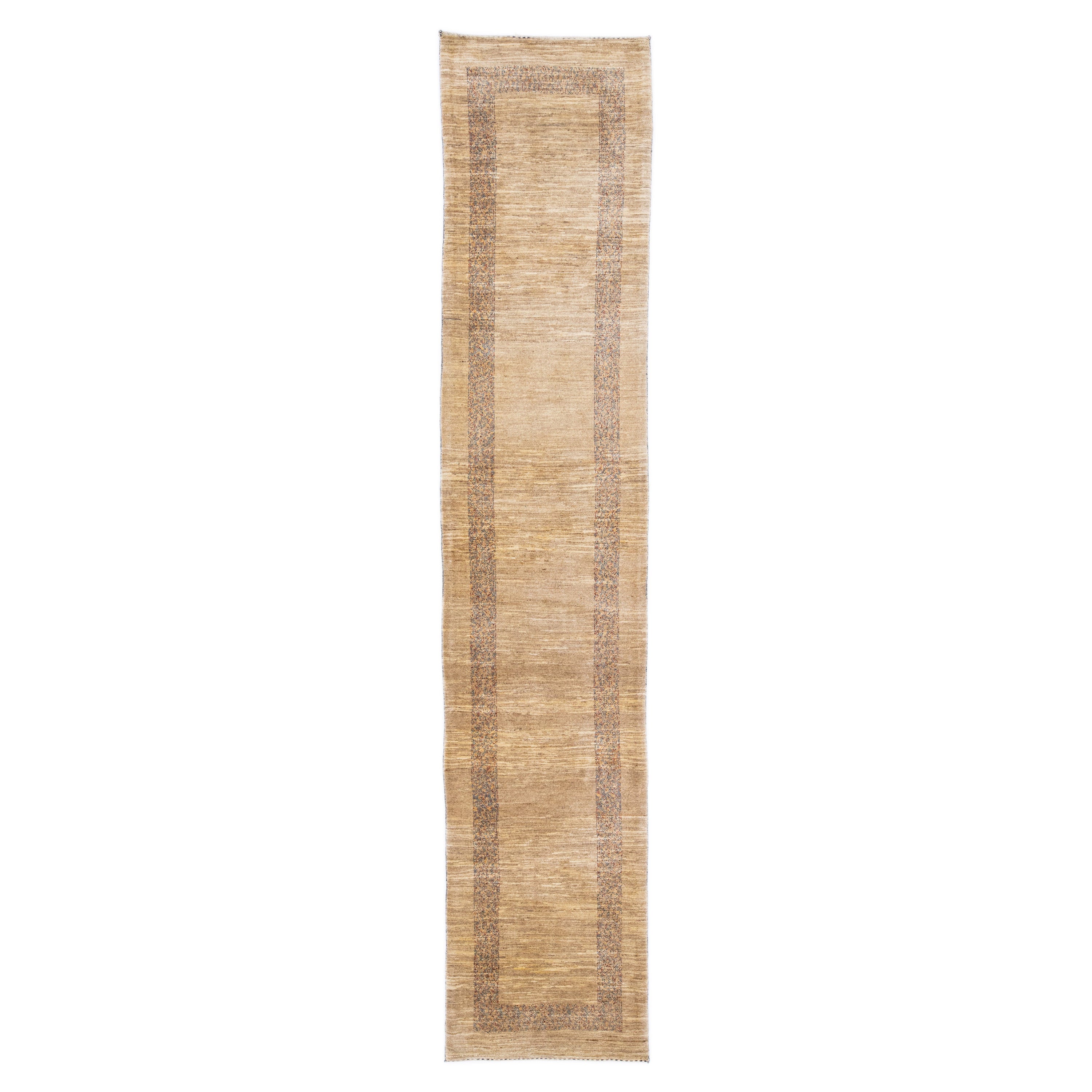 Moderno runner in lana persiana Gabbeh beige fatto a mano con disegno geometrico