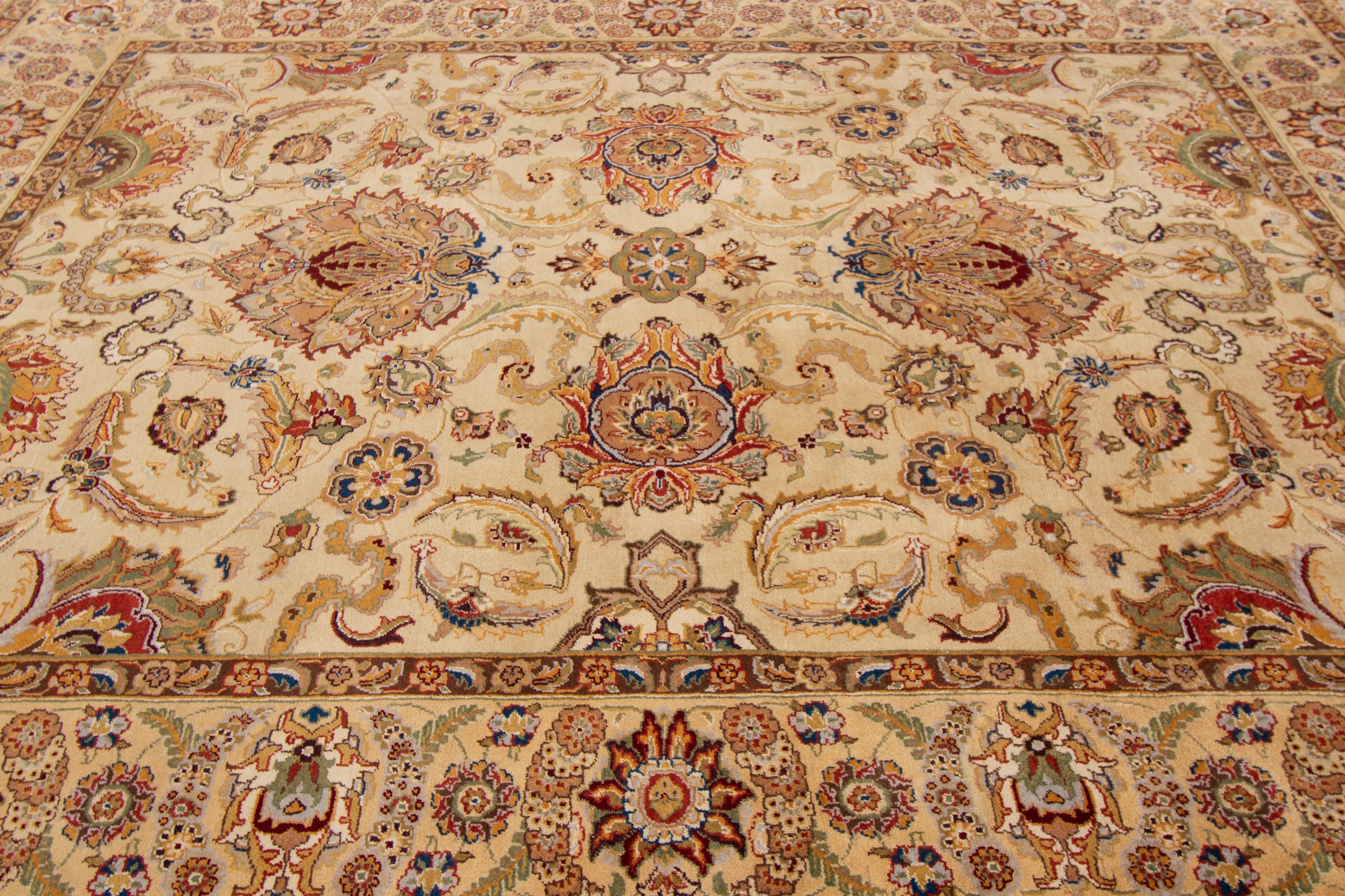 Wir stellen einen modernen indischen Peshawar-Teppich aus handgeknüpfter Wolle vor. Der weiche beigefarbene Hintergrund ist mit einem komplizierten, mehrfarbigen Blumenmuster verziert, das jeden Raum wunderschön aufwertet.

Dieser Teppich misst 8' x