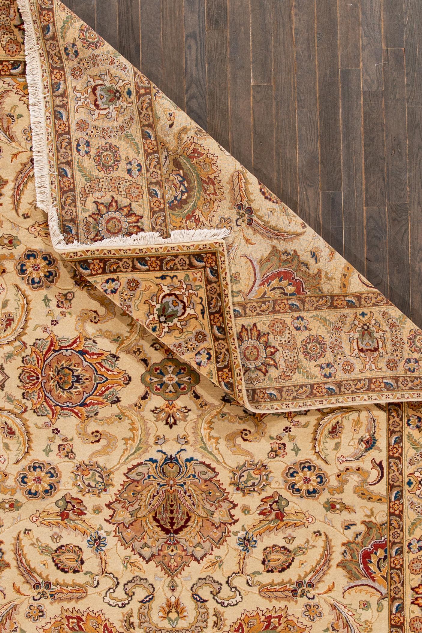 Moderner indischer Peshawar-Wollteppich in Beige mit Allover-Design (Indisch) im Angebot