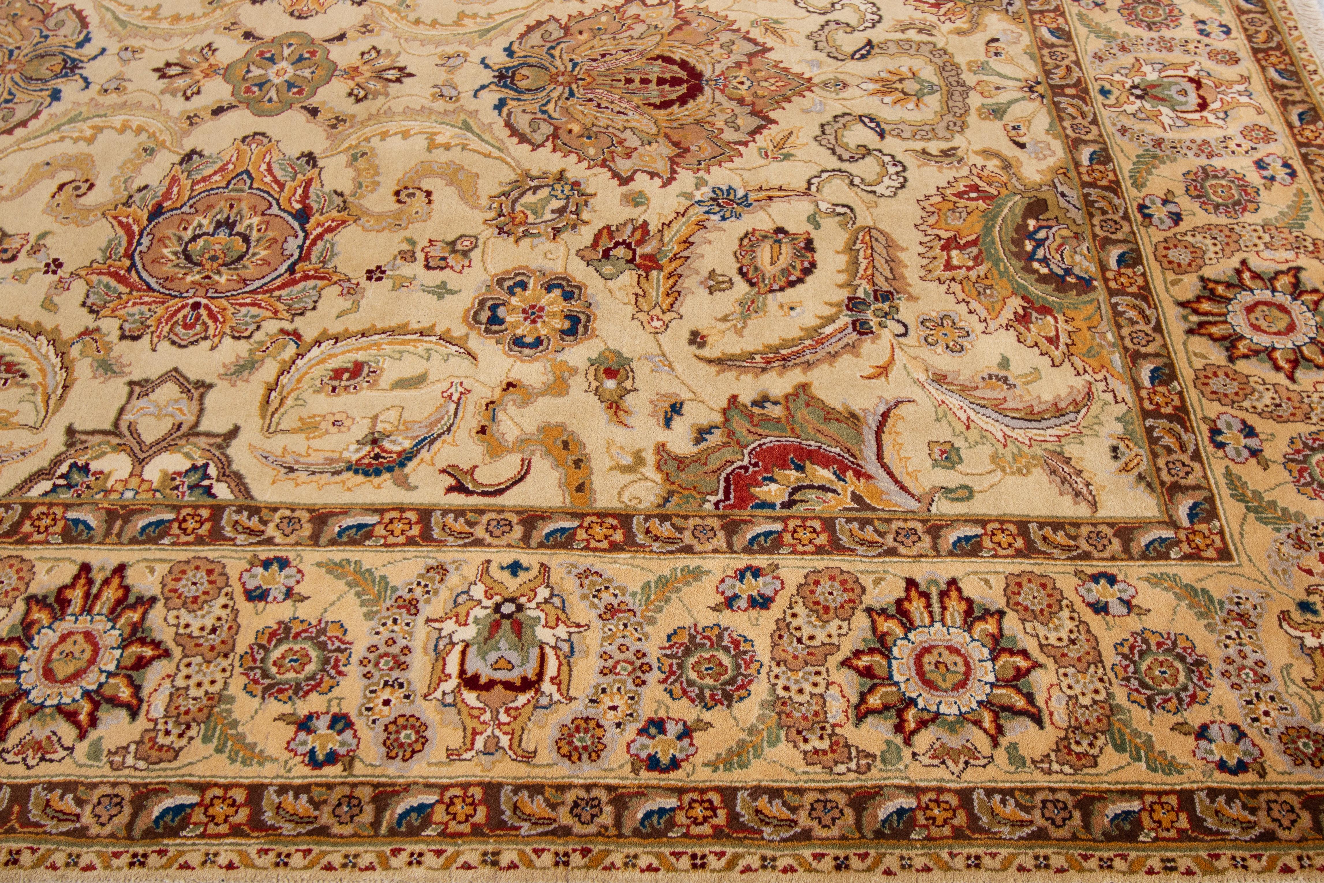 Moderner indischer Peshawar-Wollteppich in Beige mit Allover-Design (Handgeknüpft) im Angebot