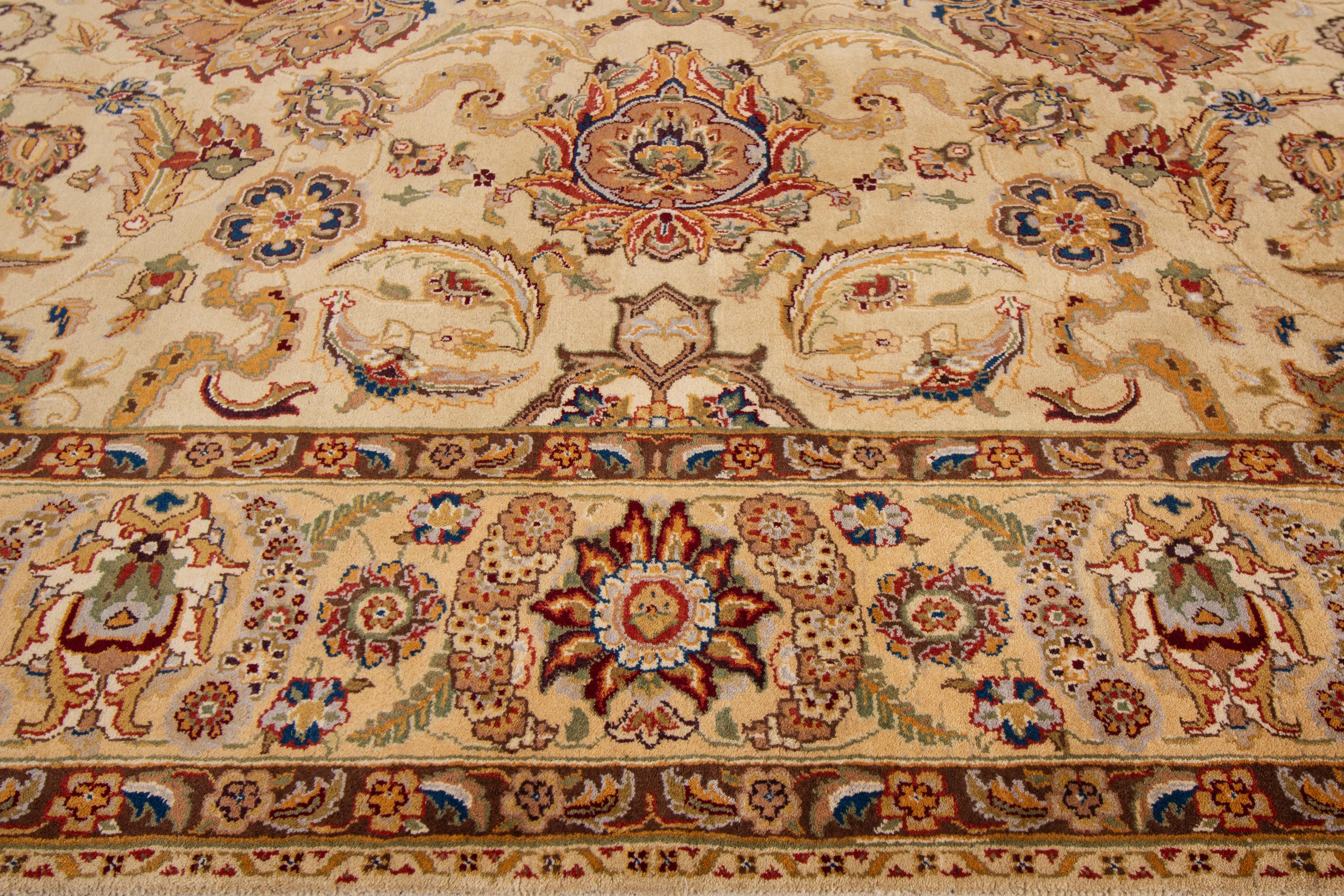 Moderner indischer Peshawar-Wollteppich in Beige mit Allover-Design im Zustand „Neu“ im Angebot in Norwalk, CT