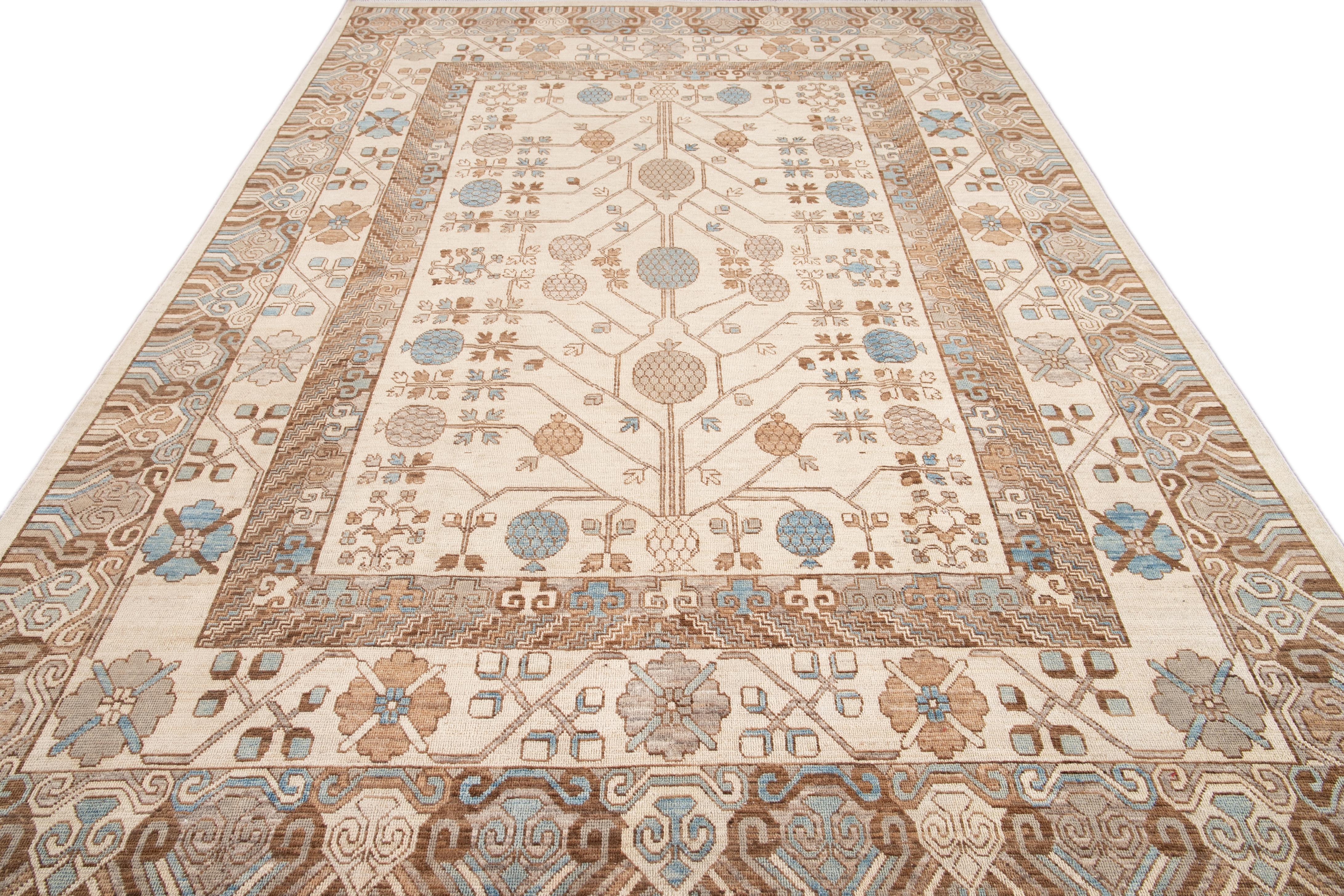 Moderne Tapis moderne en laine beige de style Khotan géométrique fait à la main en vente