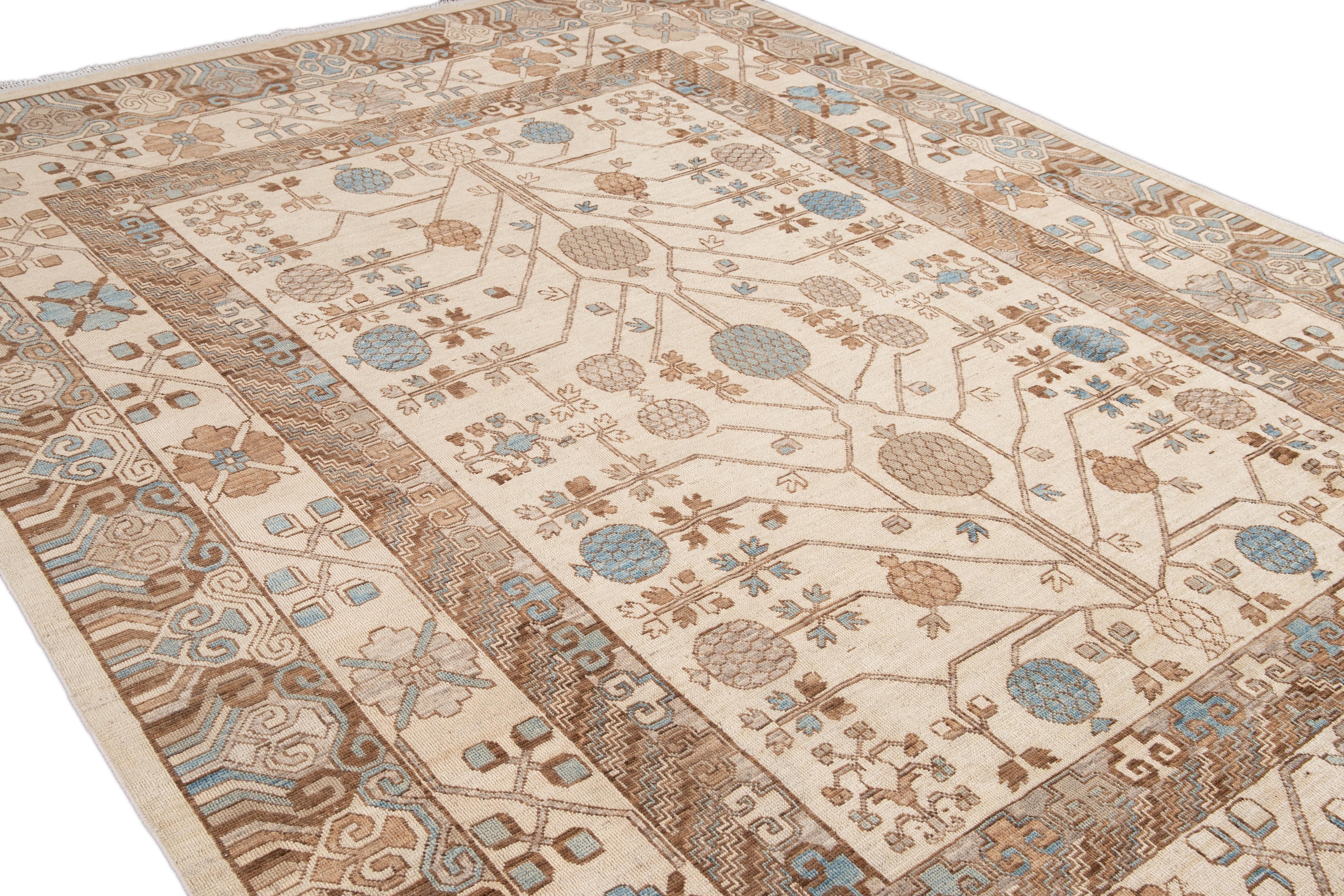Tapis moderne en laine beige de style Khotan géométrique fait à la main Neuf - En vente à Norwalk, CT